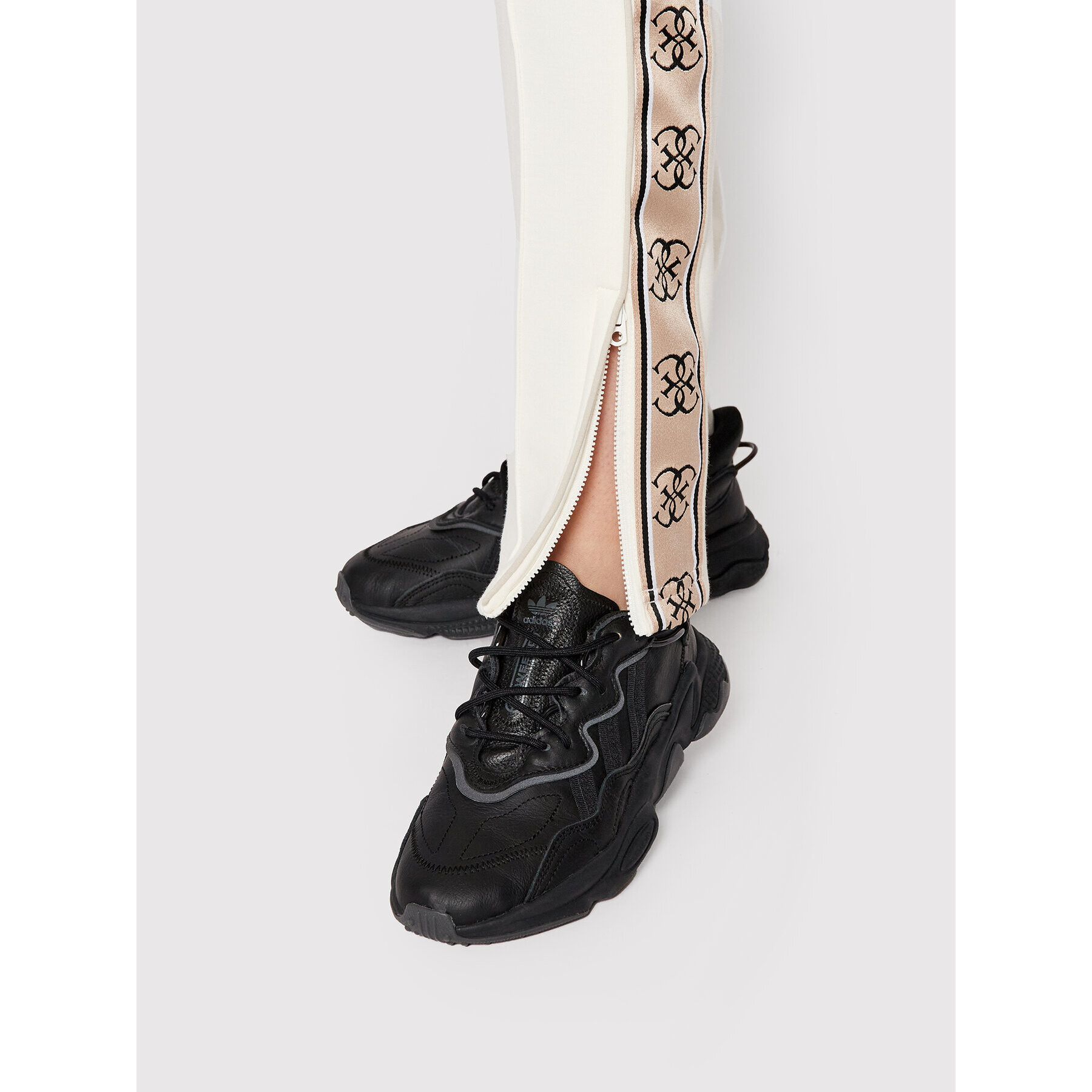 Guess Долнище анцуг V2RB26 KA3P1 Бежов Regular Fit - Pepit.bg