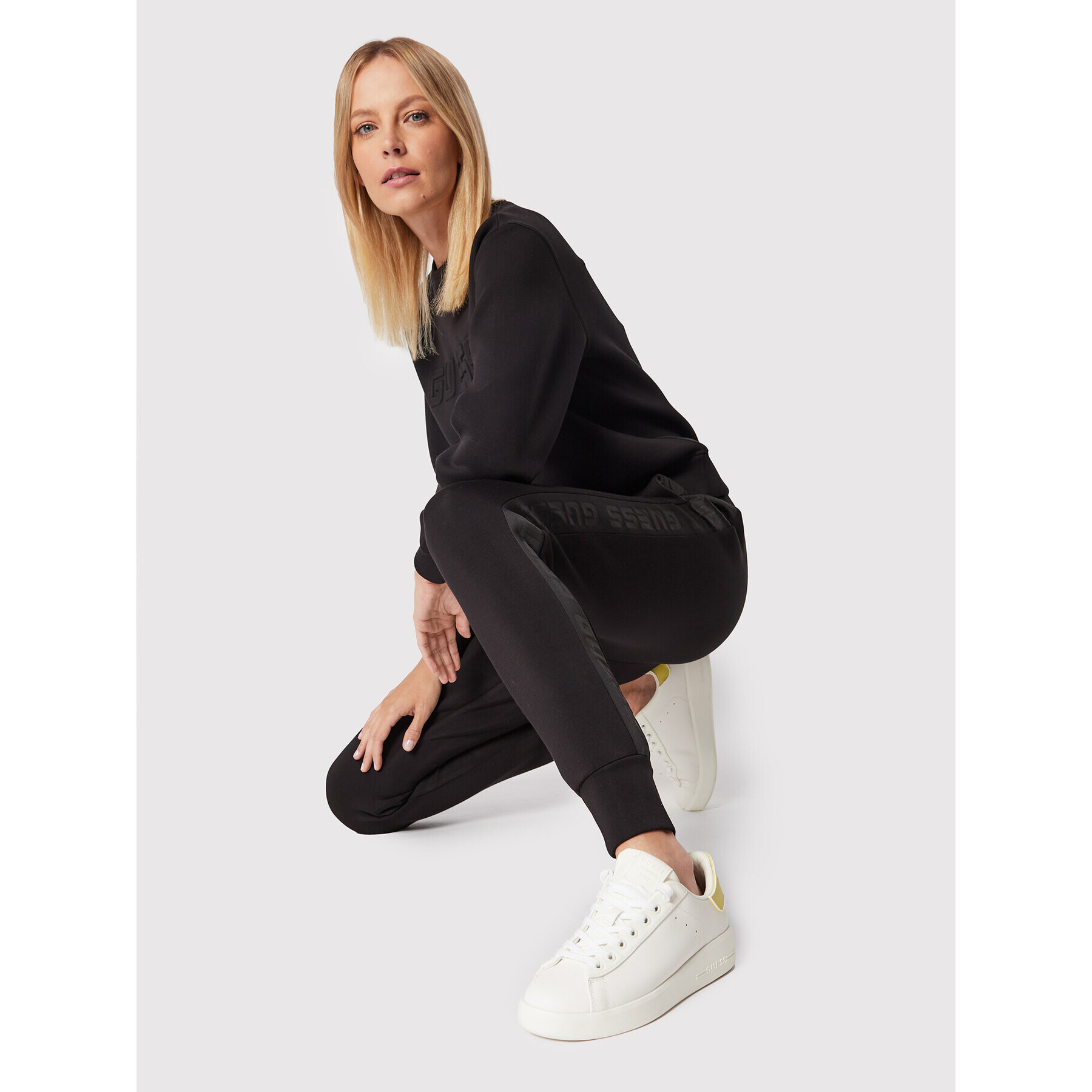 Guess Долнище анцуг V2YB18 K7UW2 Черен Regular Fit - Pepit.bg
