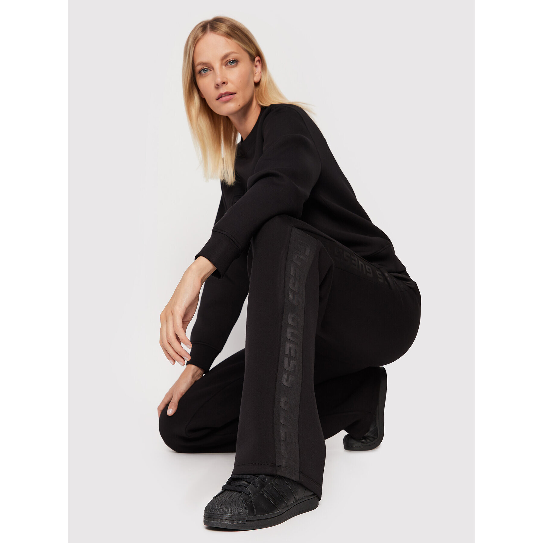 Guess Долнище анцуг V2YB19 K7UW2 Черен Relaxed Fit - Pepit.bg