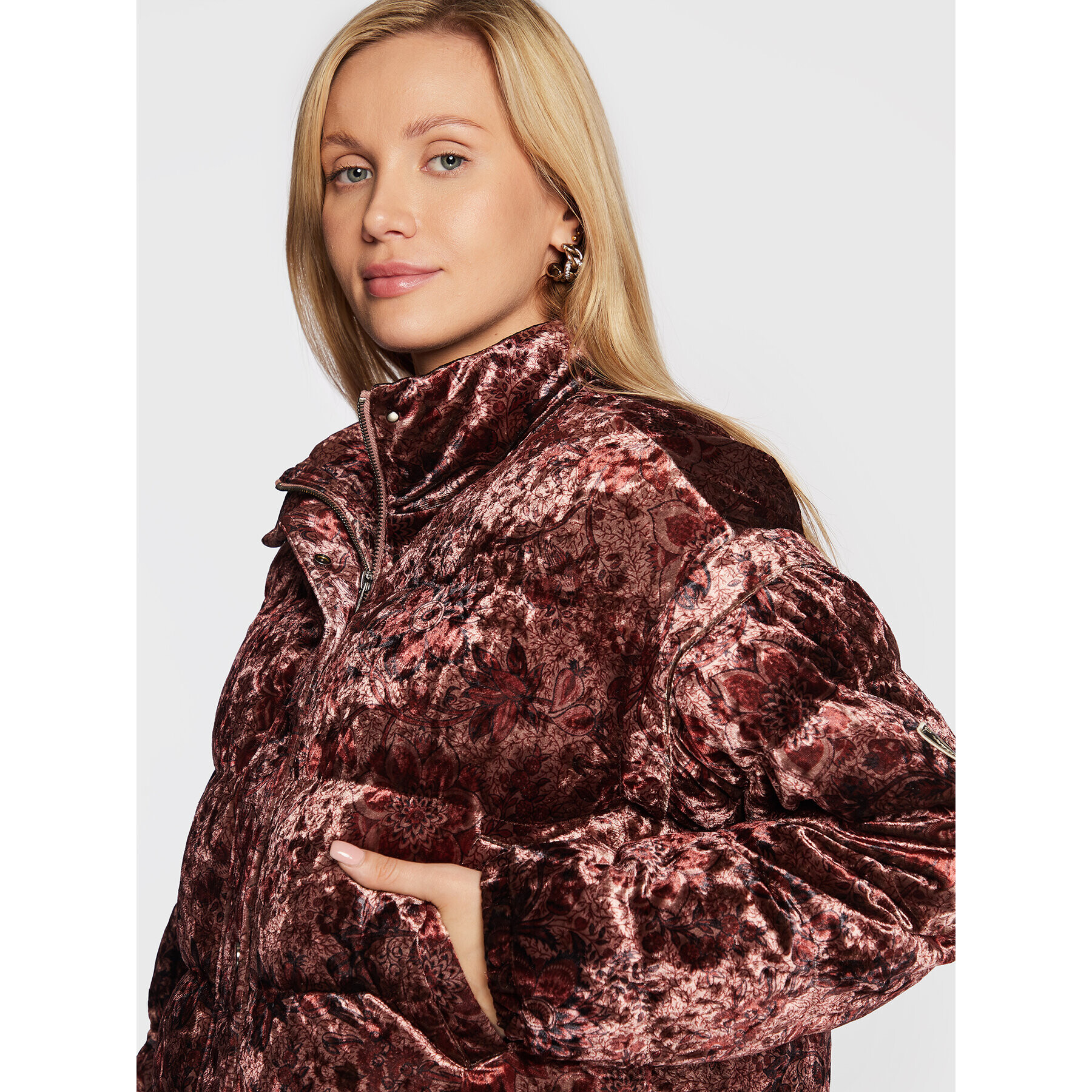 Guess Пухено яке Sela W2BL97 KATV0 Бордо Regular Fit - Pepit.bg