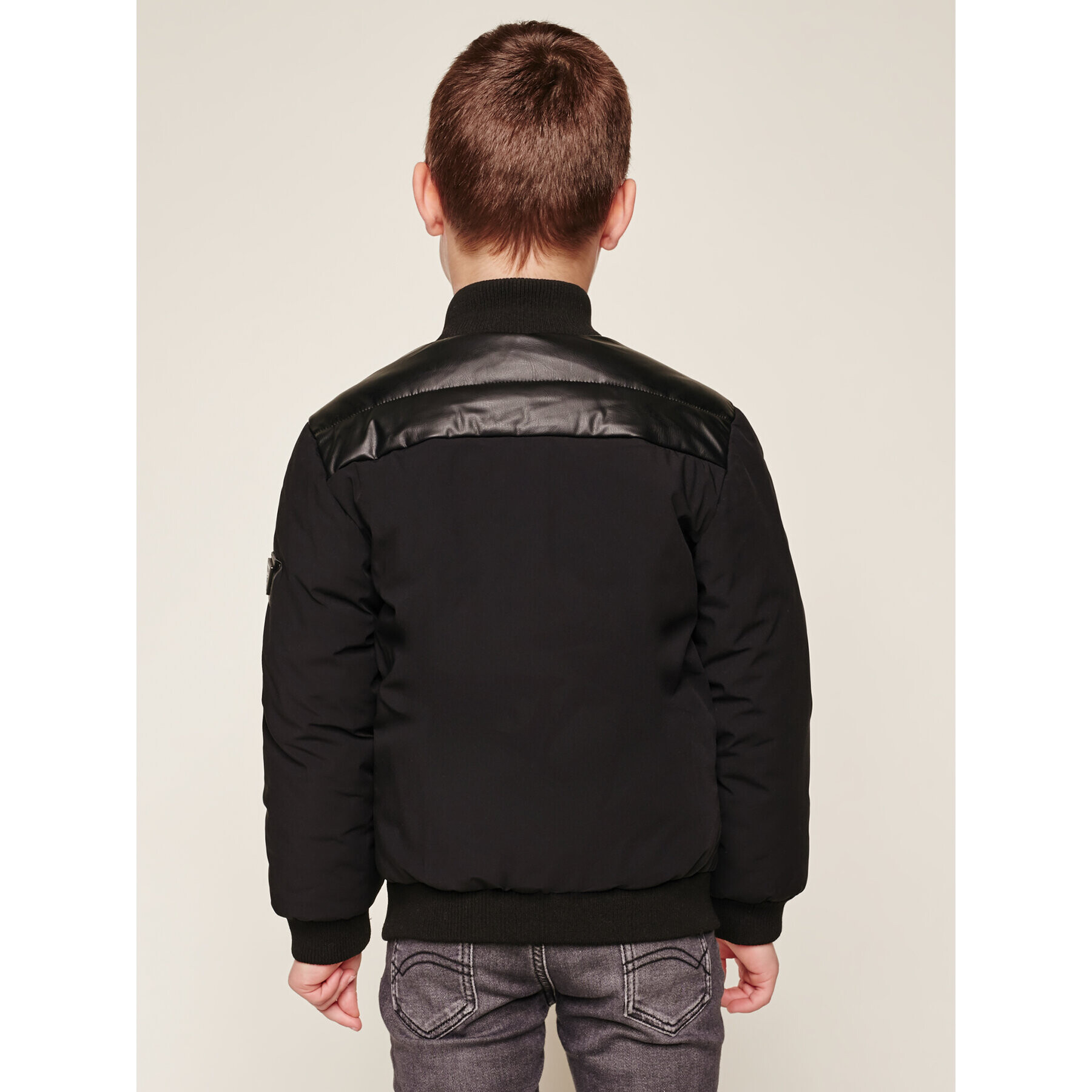 Guess Пухено яке L94L16 WABC0 Черен Regular Fit - Pepit.bg