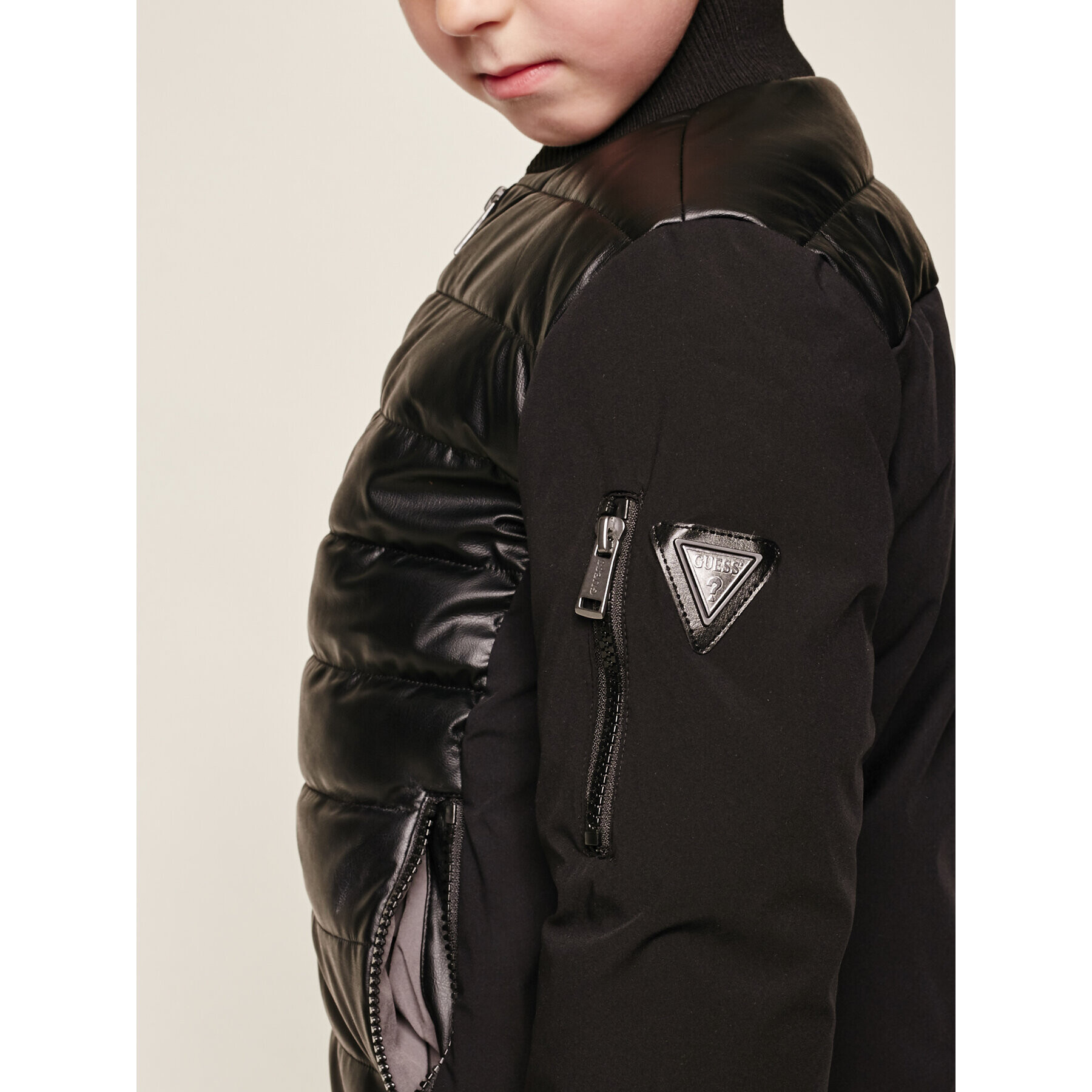Guess Пухено яке L94L16 WABC0 Черен Regular Fit - Pepit.bg