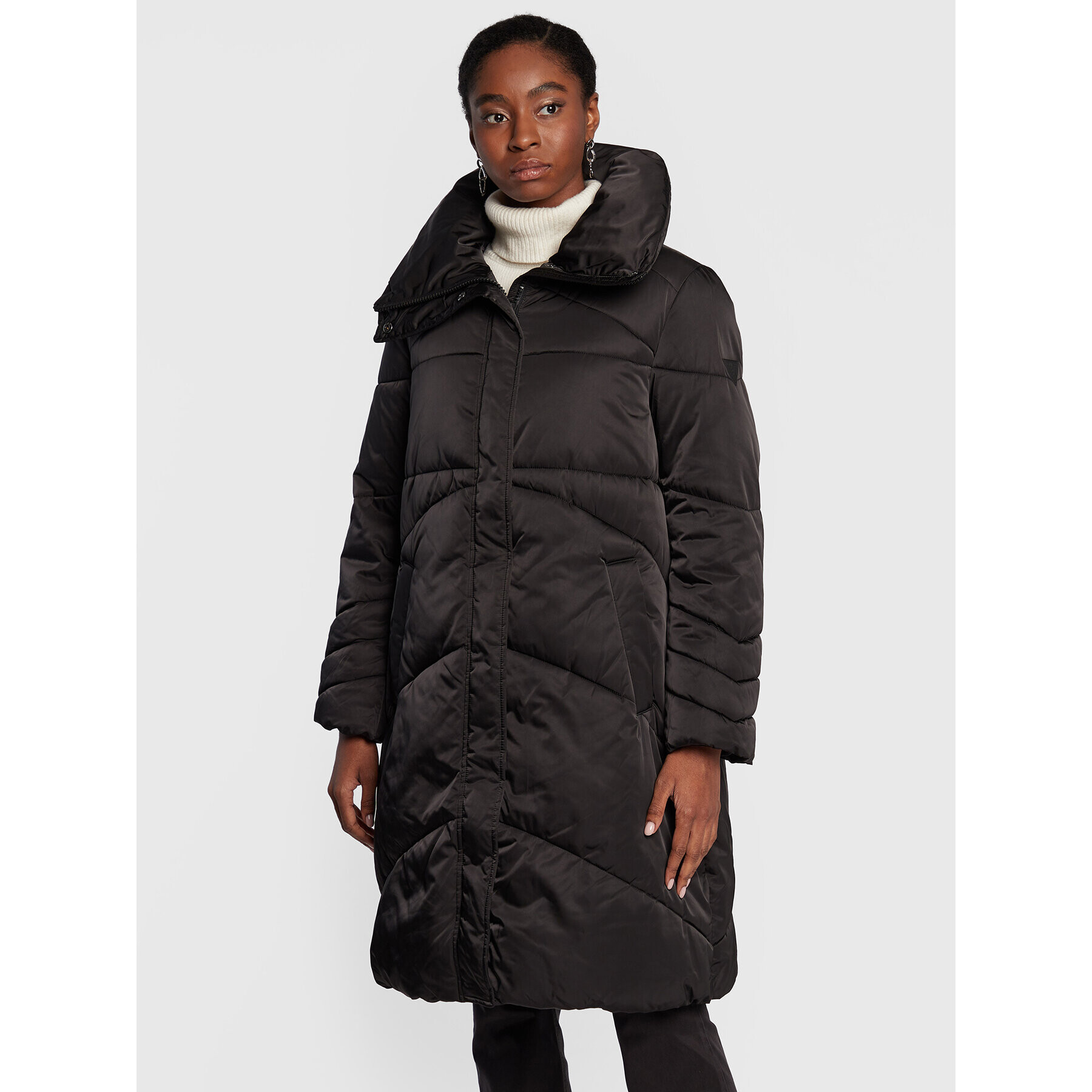 Guess Пухено яке Ophelie W2BL70 WF170 Черен Regular Fit - Pepit.bg
