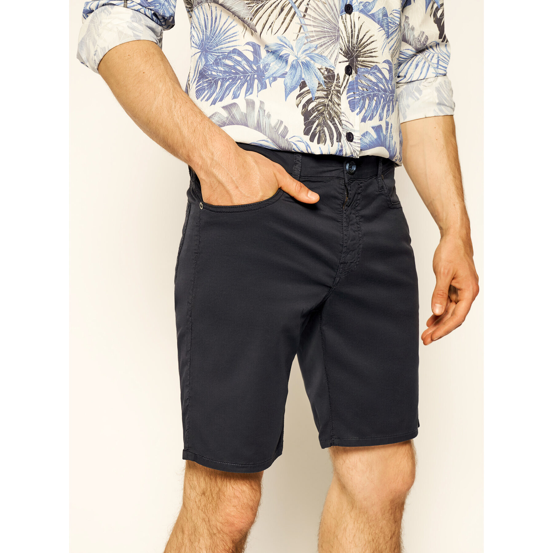 Guess Шорти от плат M02D03 WCRJ1 Тъмносин Regular Fit - Pepit.bg