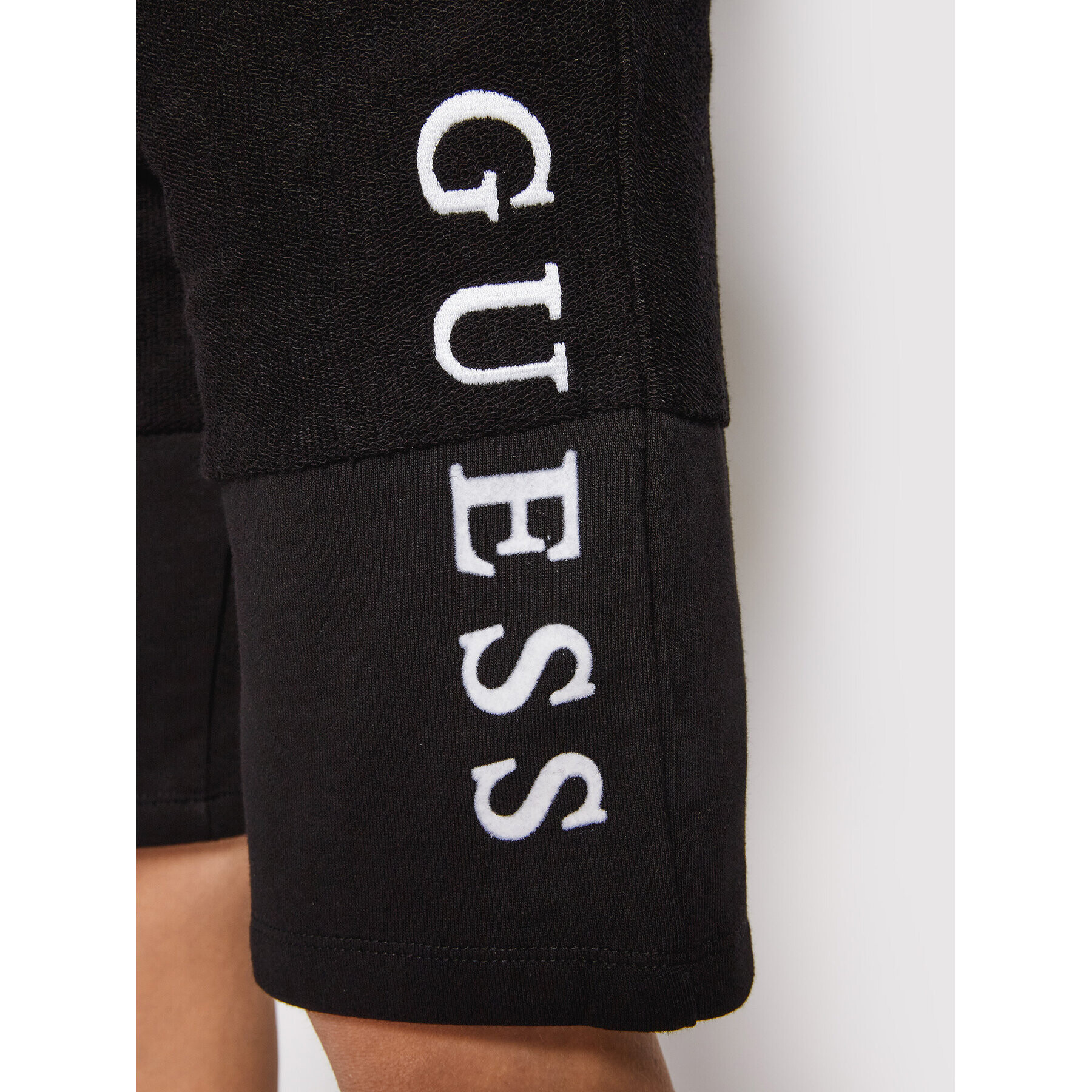 Guess Спортни шорти L1RQ11 KA6R0 Черен Regular Fit - Pepit.bg