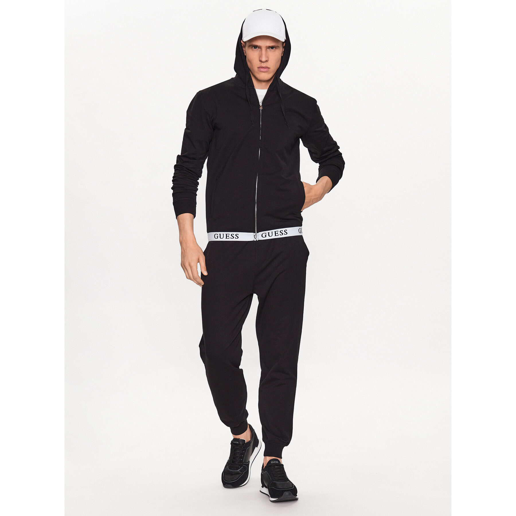 Guess Суитшърт U3YQ00 KBS91 Черен Regular Fit - Pepit.bg