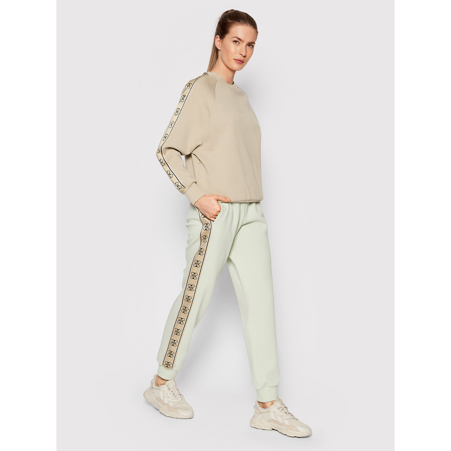 Guess Суитшърт V2GQ15 KA3P1 Бежов Regular Fit - Pepit.bg