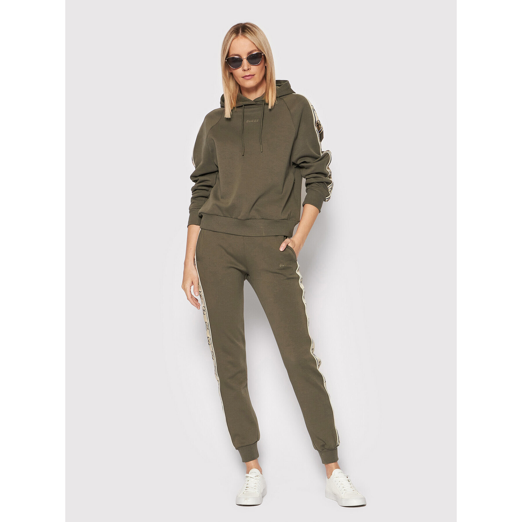 Guess Суитшърт V2RQ03 KA3P1 Кафяв Regular Fit - Pepit.bg
