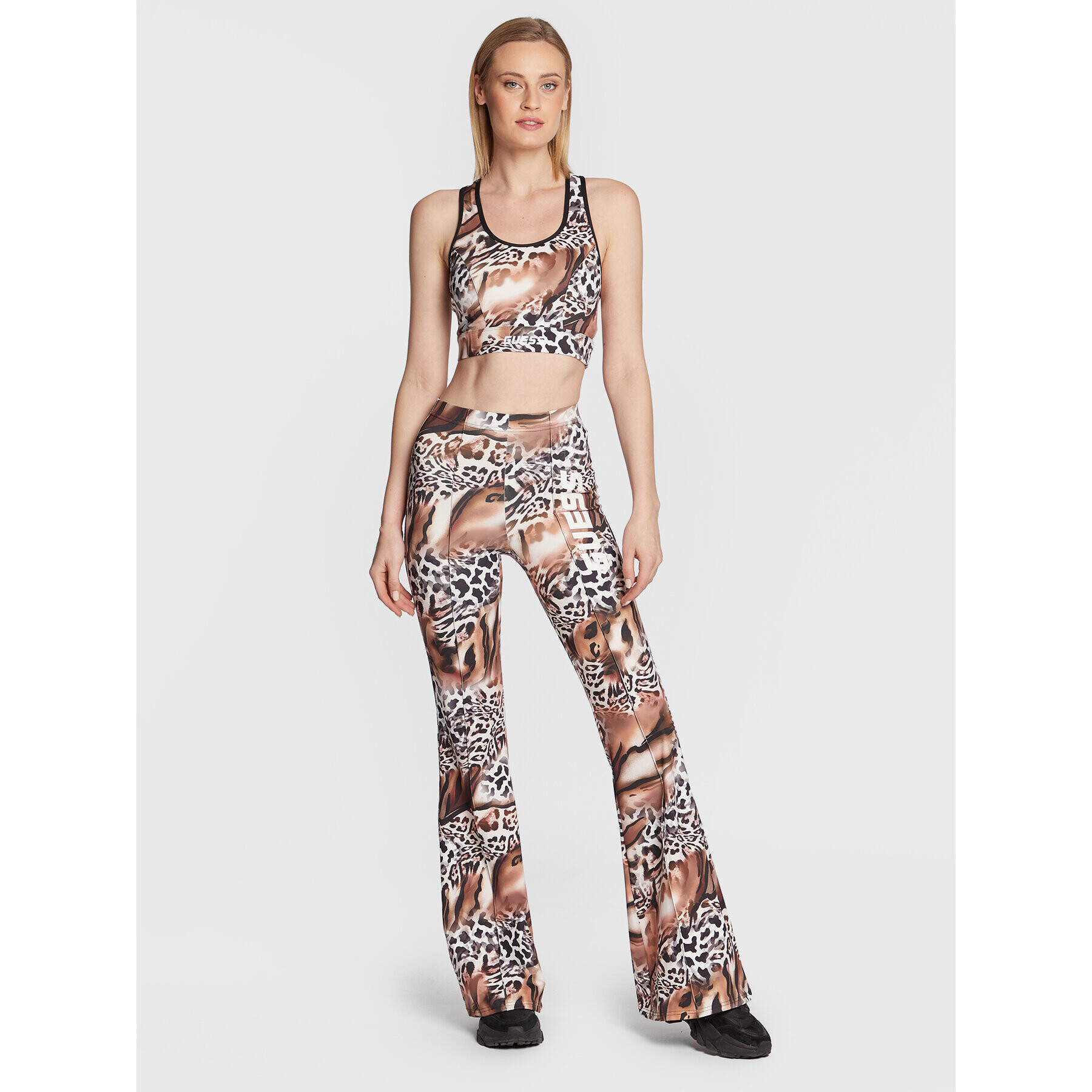 Guess Текстилни панталони V3RB02 KBIL2 Кафяв Regular Fit - Pepit.bg
