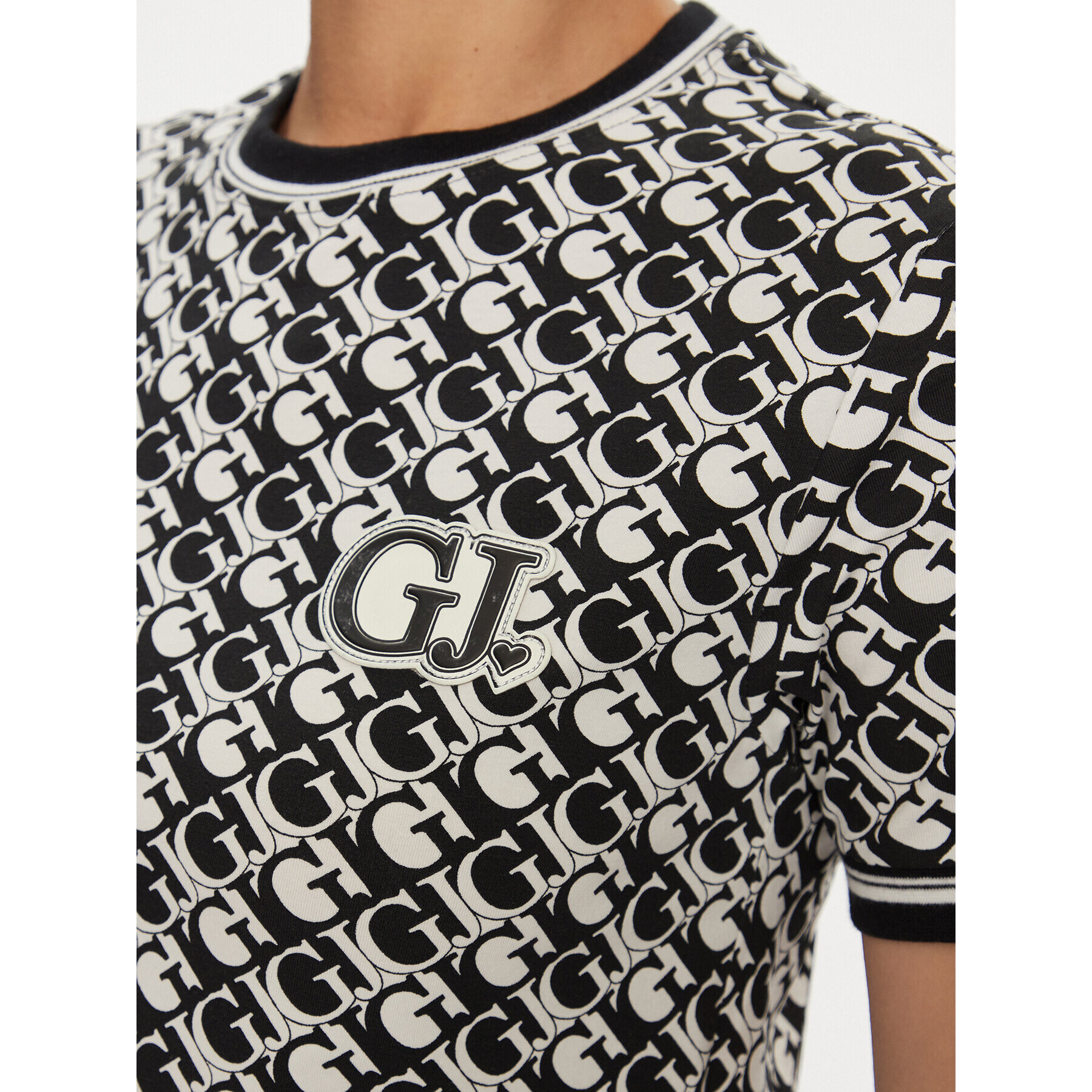 Guess Тишърт Logomania Crop Tee V4RI03 J1314 Черен Cropped Fit - Pepit.bg