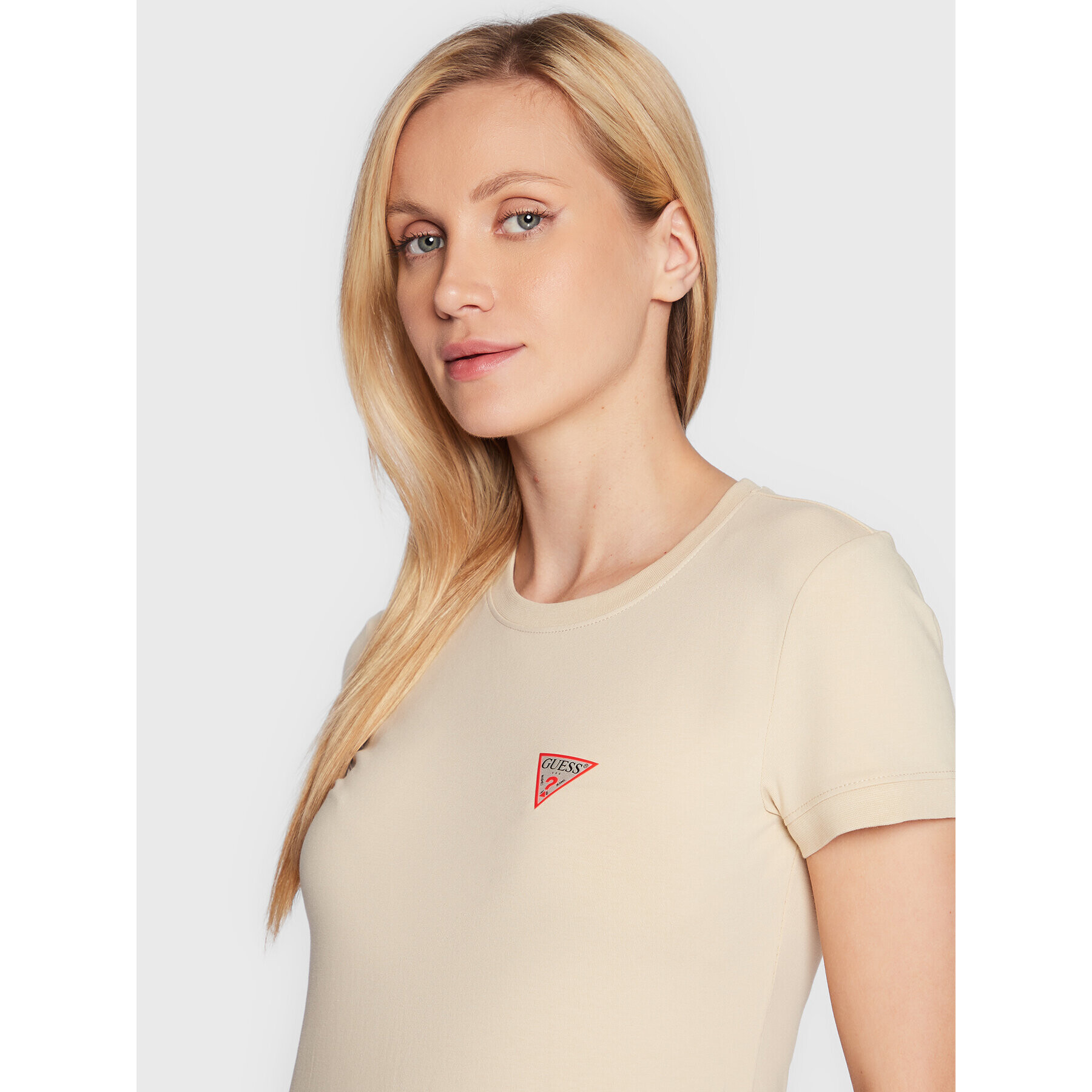 Guess Тишърт Mini Triangle W2YI44 J1311 Бежов Slim Fit - Pepit.bg