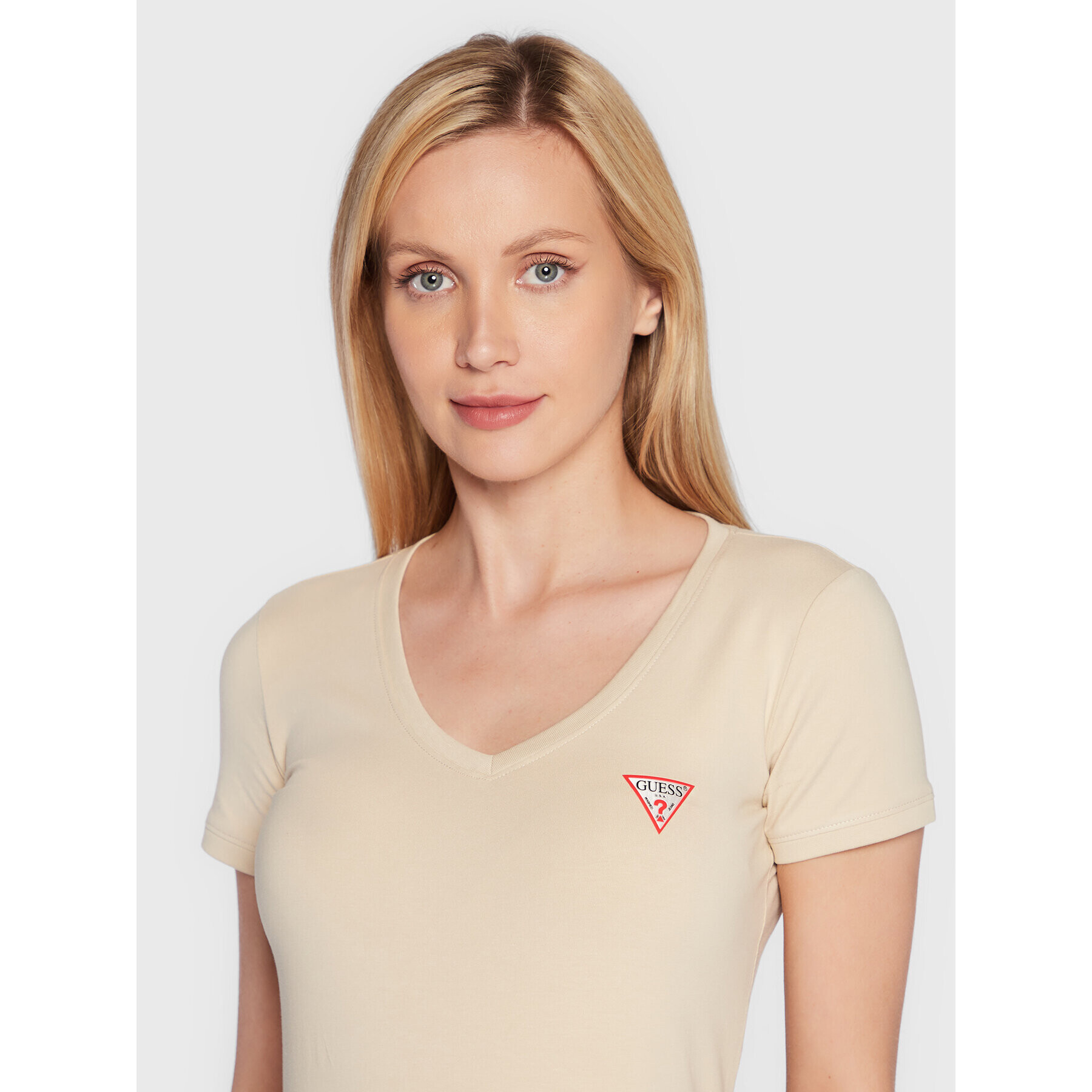 Guess Тишърт Mini Triangle W2YI45 J1311 Бежов Slim Fit - Pepit.bg