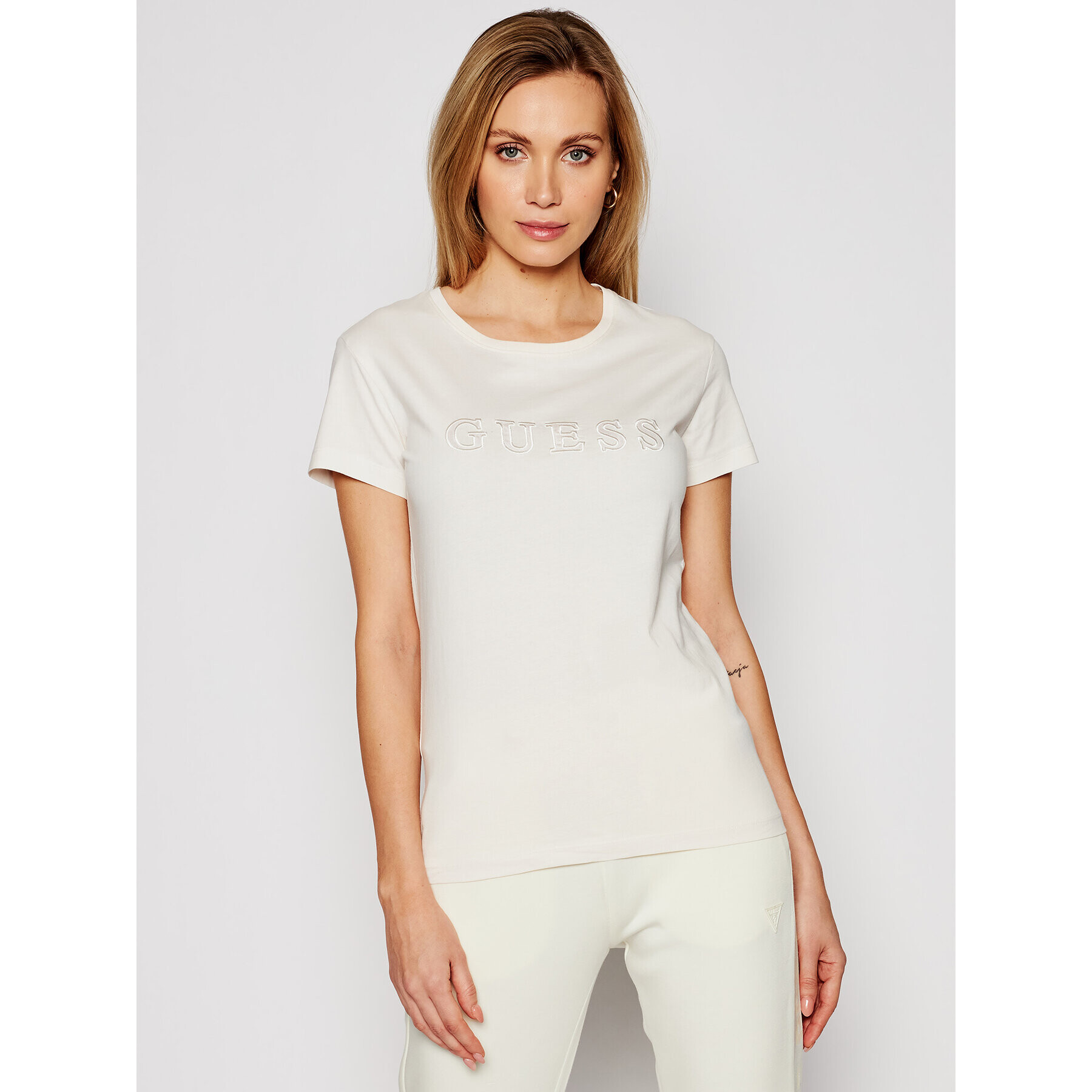 Guess Тишърт Amice O1GA05 K8HM0 Бежов Regular Fit - Pepit.bg