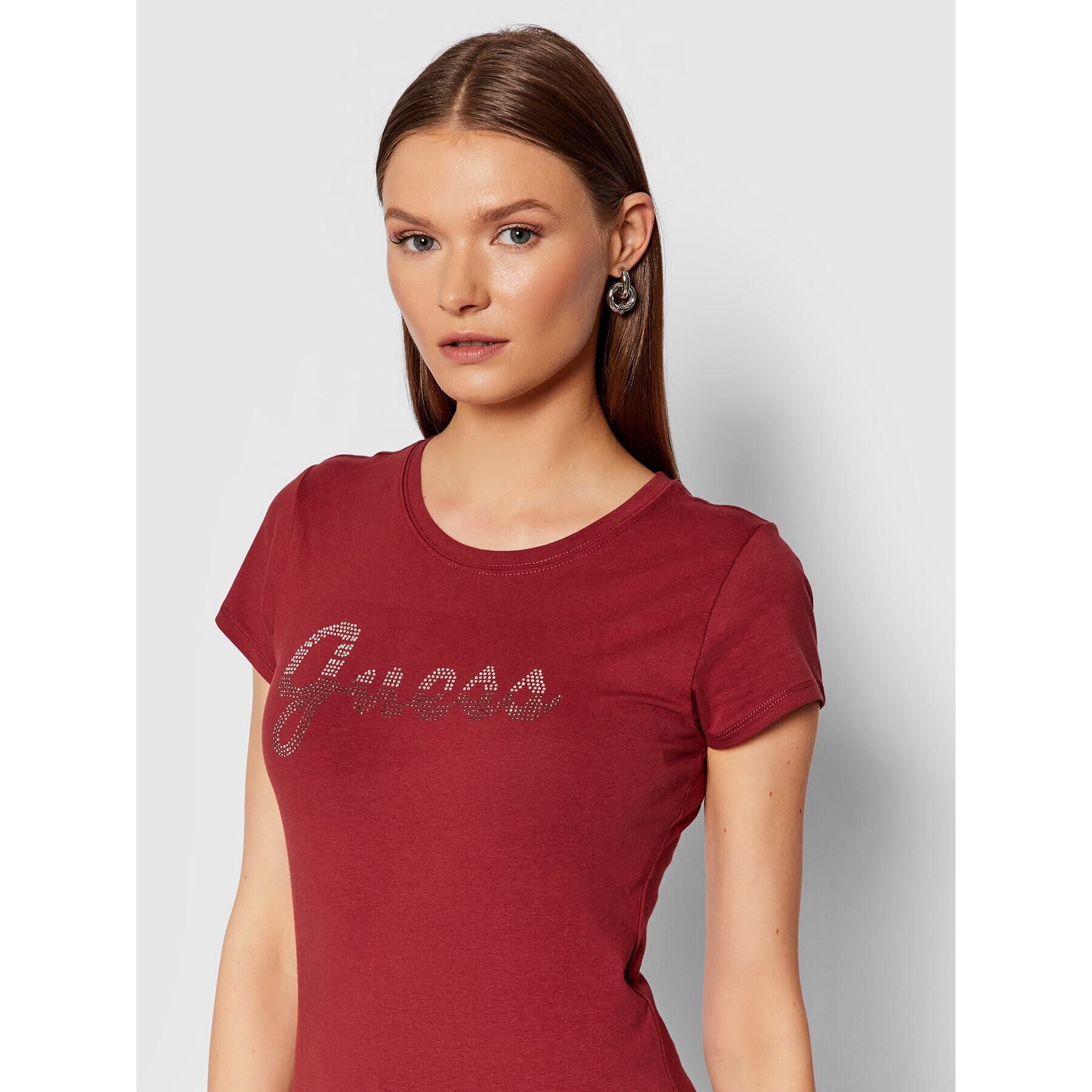 Guess Тишърт Split Script Logo W1BI22 KAKZ1 Бордо Slim Fit - Pepit.bg