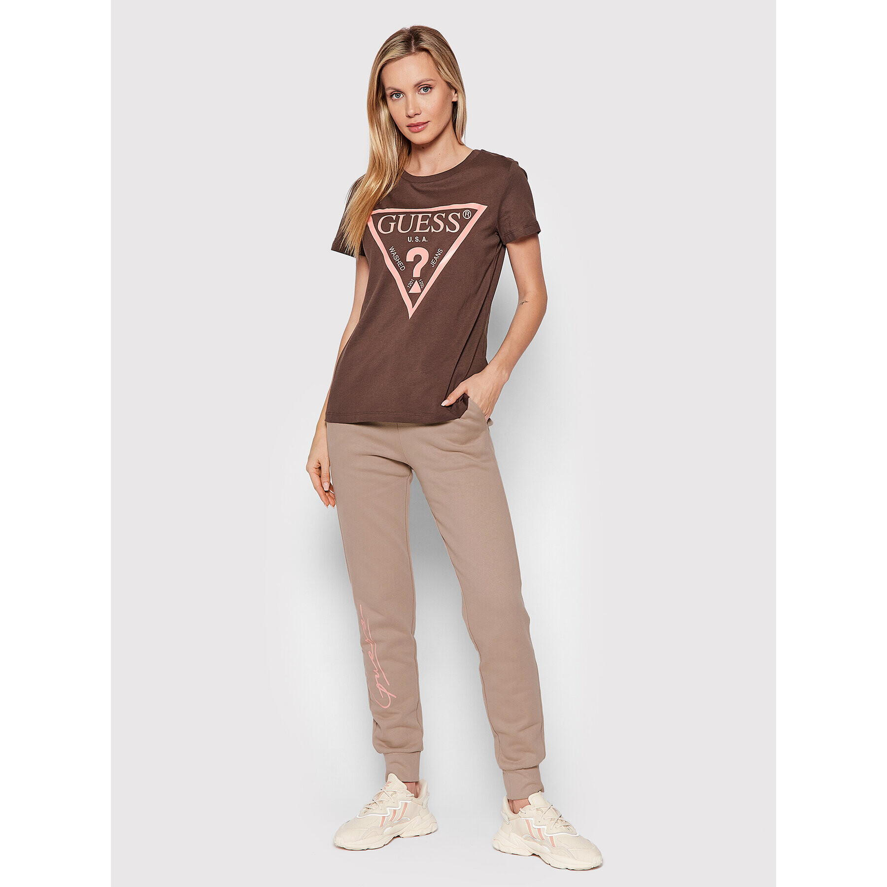 Guess Тишърт V2RI13 K8HM0 Кафяв Regular Fit - Pepit.bg