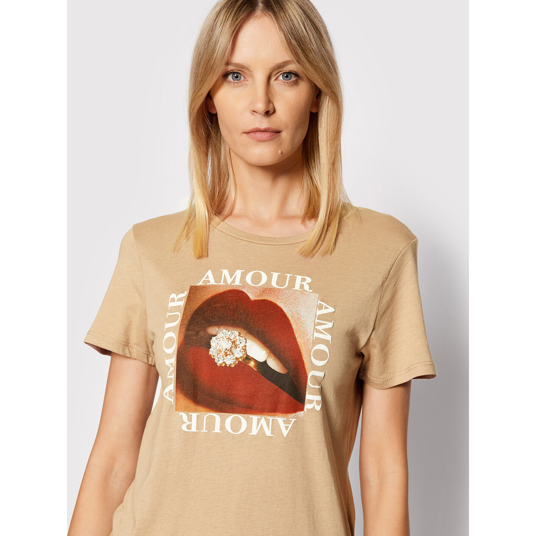 Guess Тишърт Amour W2RI18 K9TD3 Бежов Regular Fit - Pepit.bg