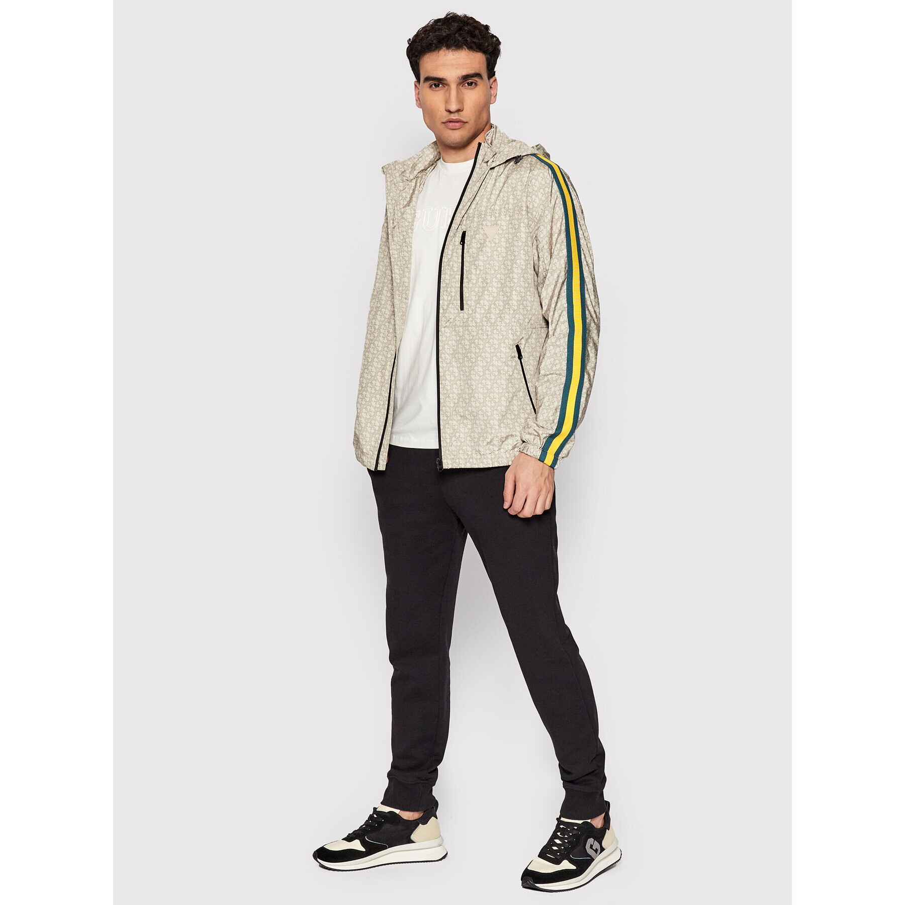 Guess Ветровка Z2GL04 WO06Q Бежов Regular Fit - Pepit.bg