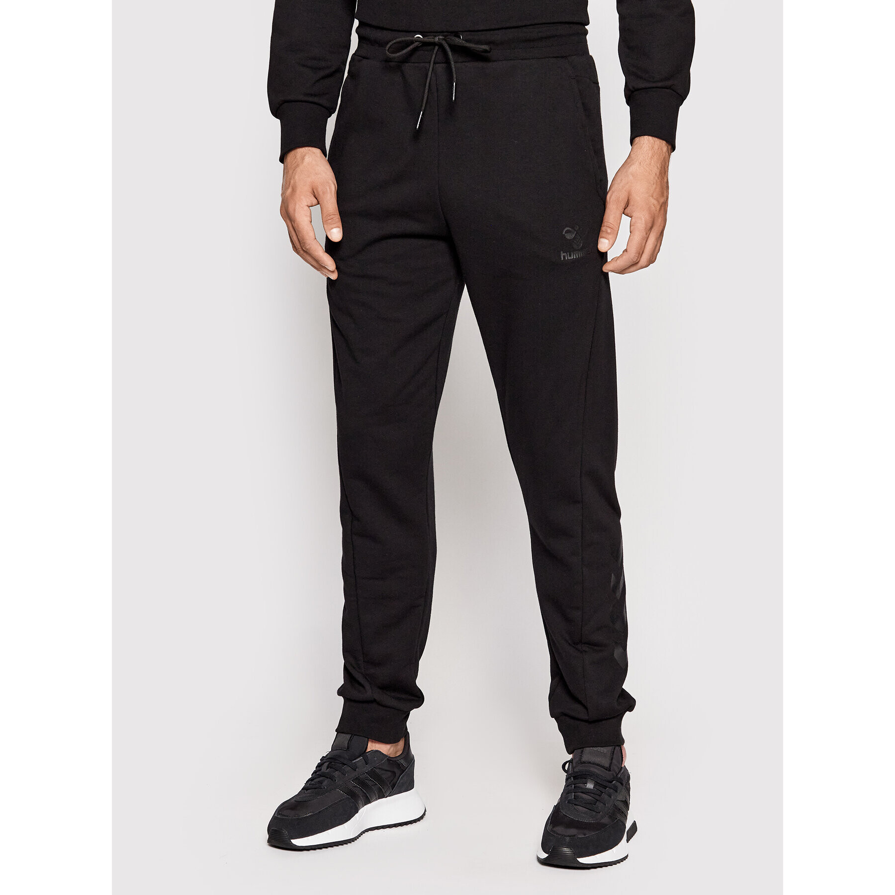 Hummel Долнище анцуг Isam 2.0 214336 Черен Regular Fit - Pepit.bg