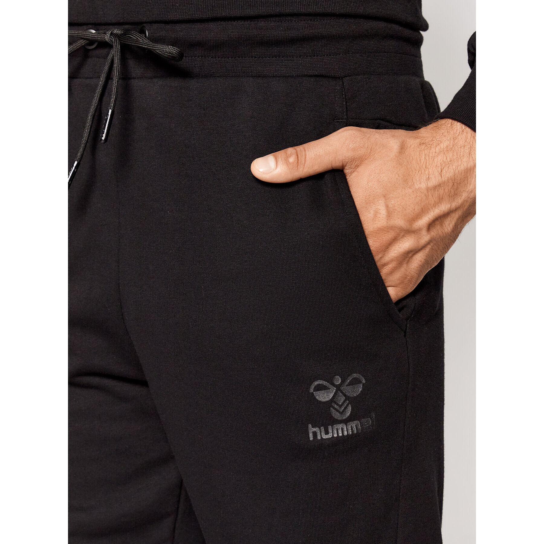 Hummel Долнище анцуг Isam 2.0 214336 Черен Regular Fit - Pepit.bg