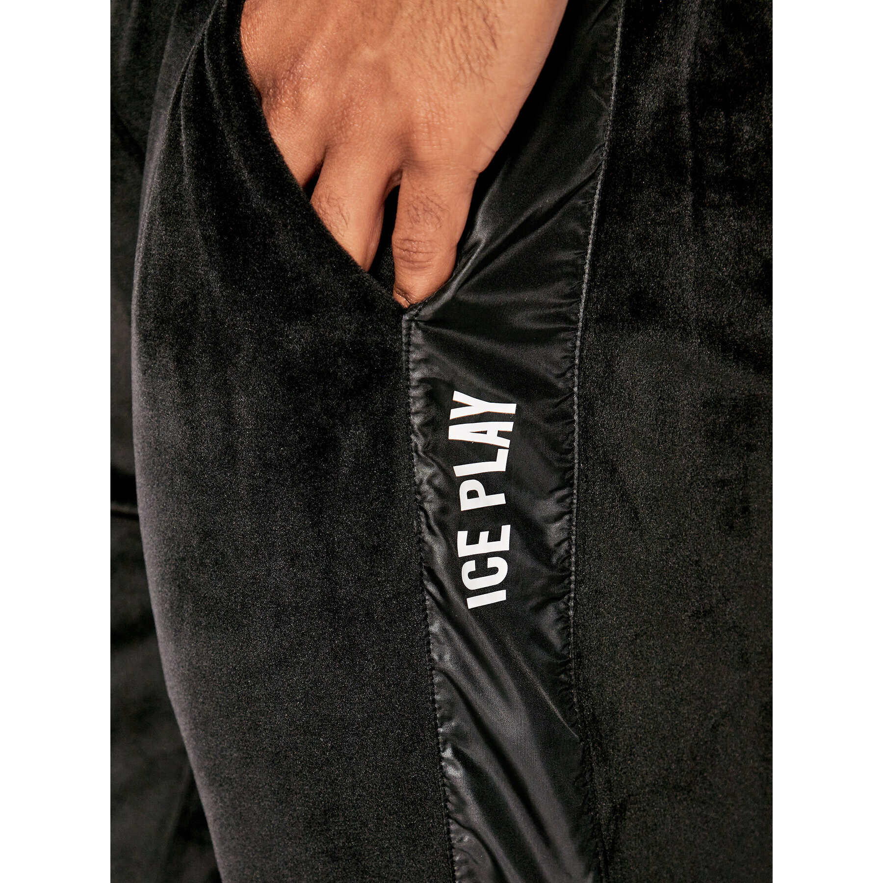 Ice Play Долнище анцуг 22I U1M0 B013 P459 9000 Черен Regular Fit - Pepit.bg