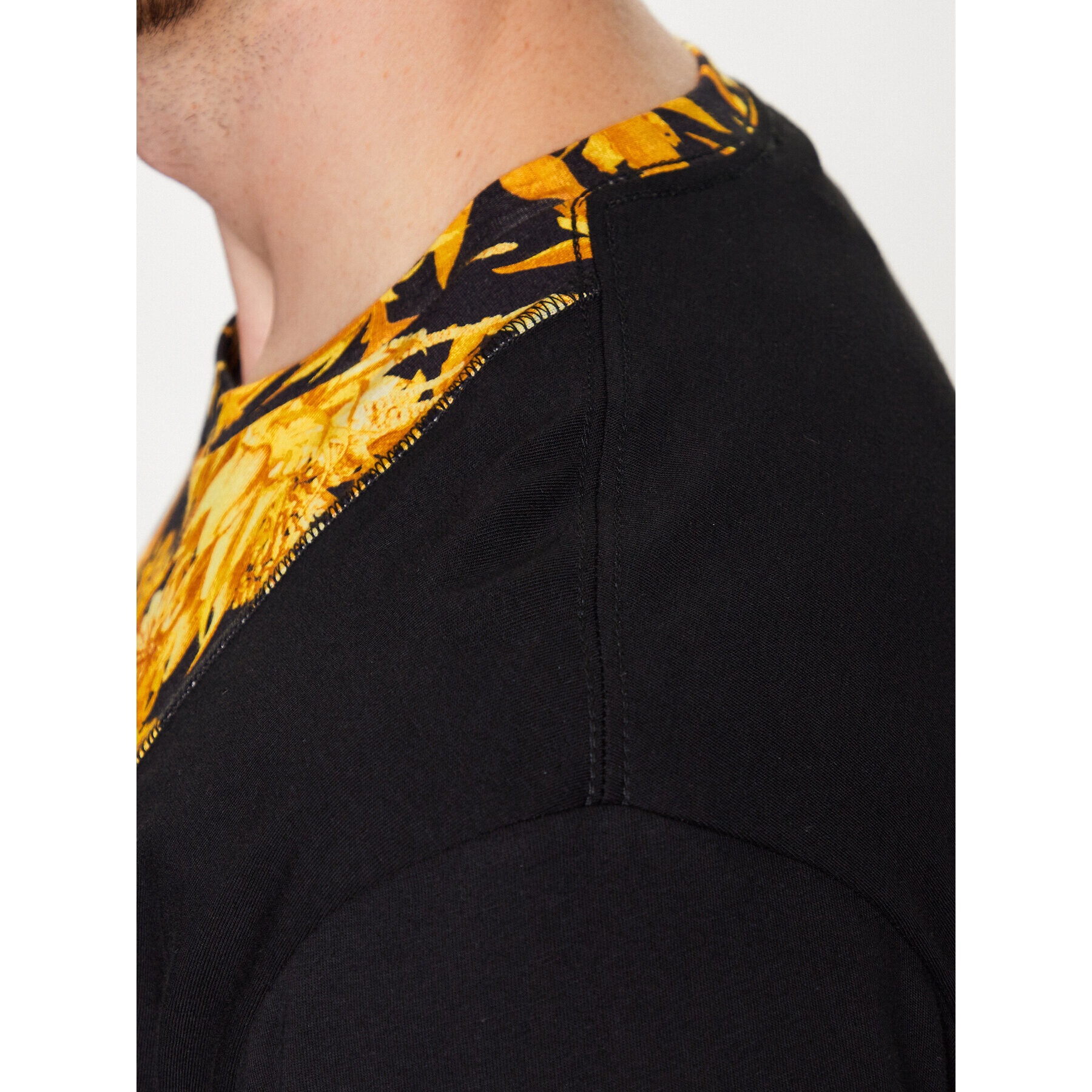 Just Cavalli Тишърт 74OBH6R4 Черен Regular Fit - Pepit.bg