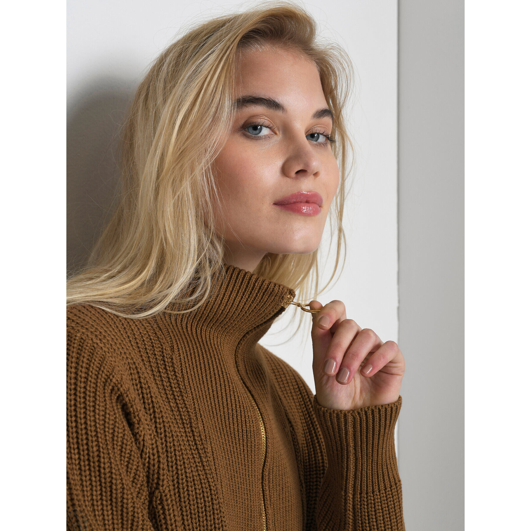 Kaffe Плетена рокля Lioa 10506885 Кафяв Regular Fit - Pepit.bg