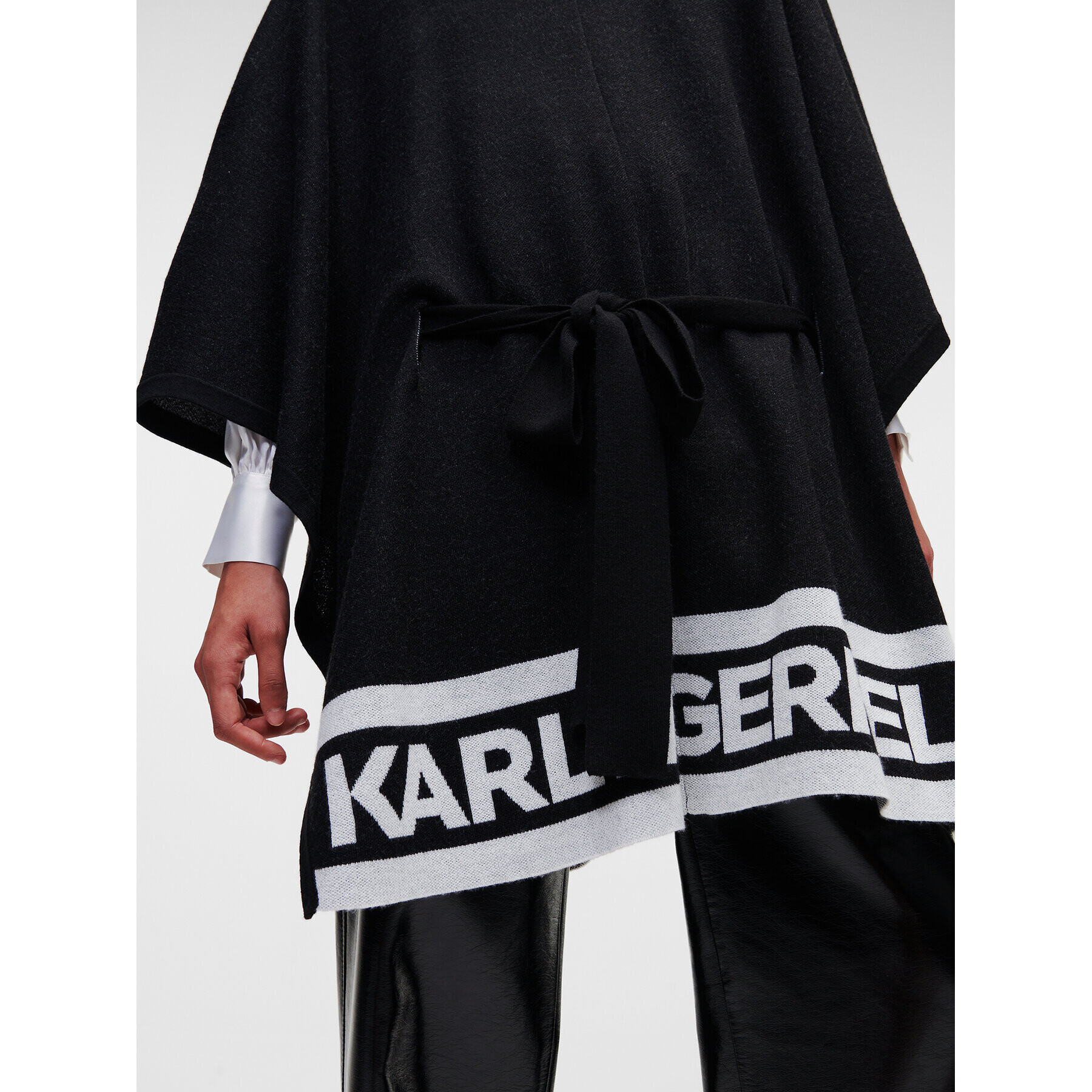 KARL LAGERFELD Пончо Logo 226W2010 Черен Relaxed Fit - Pepit.bg