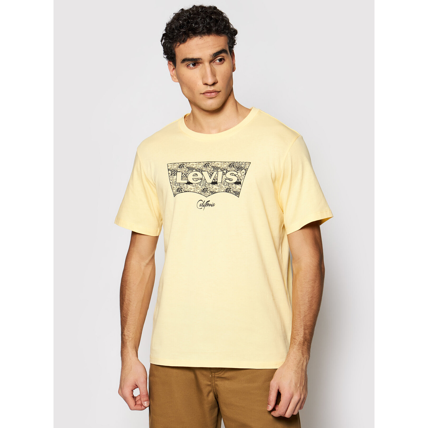 Levi's® Тишърт Housemarked Graphic Tee 22489-0321 Жълт Regular Fit - Pepit.bg