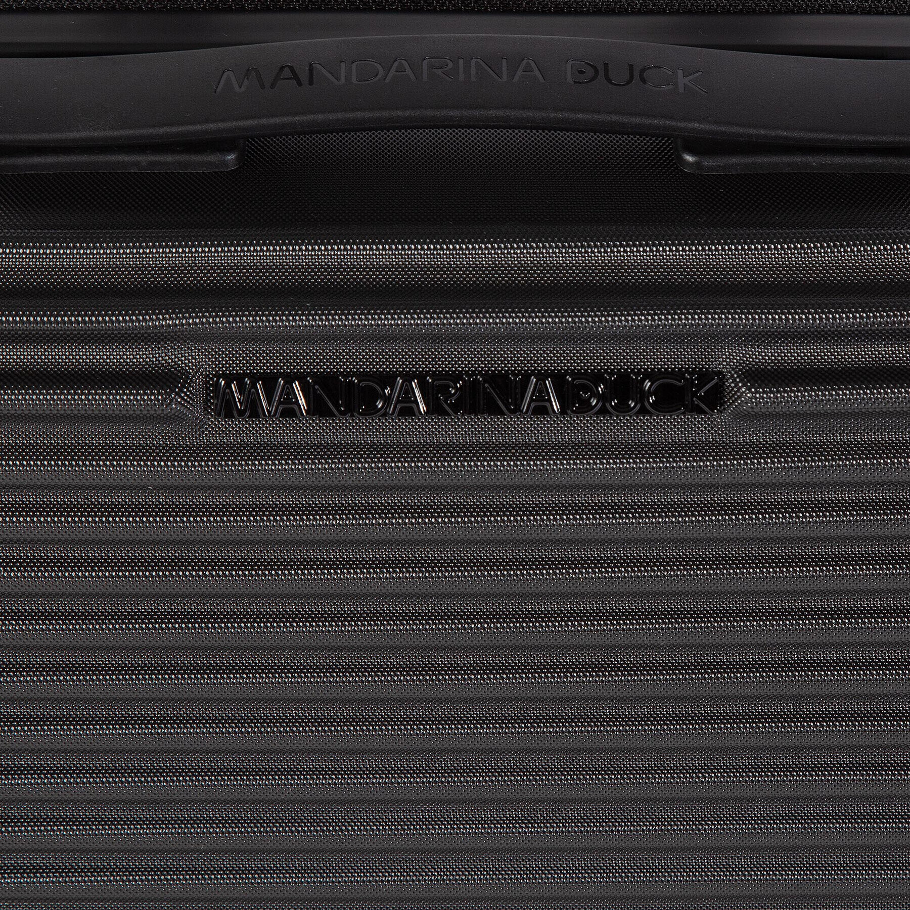 Mandarina Duck Малък твърд куфар Tank Case P10FSV21651 Черен - Pepit.bg