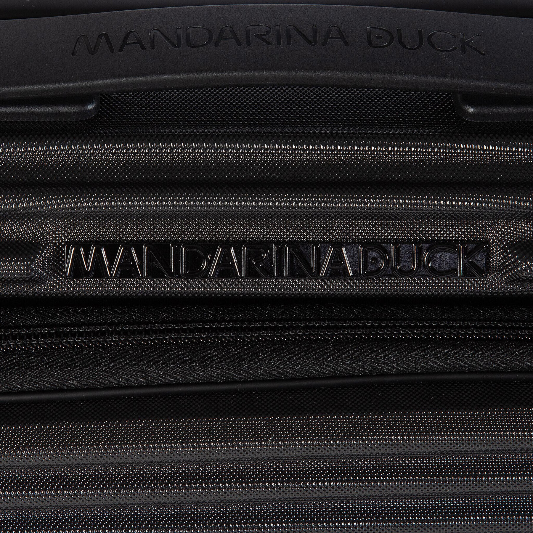 Mandarina Duck Малък твърд куфар Tank Case P10FSV22 Черен - Pepit.bg