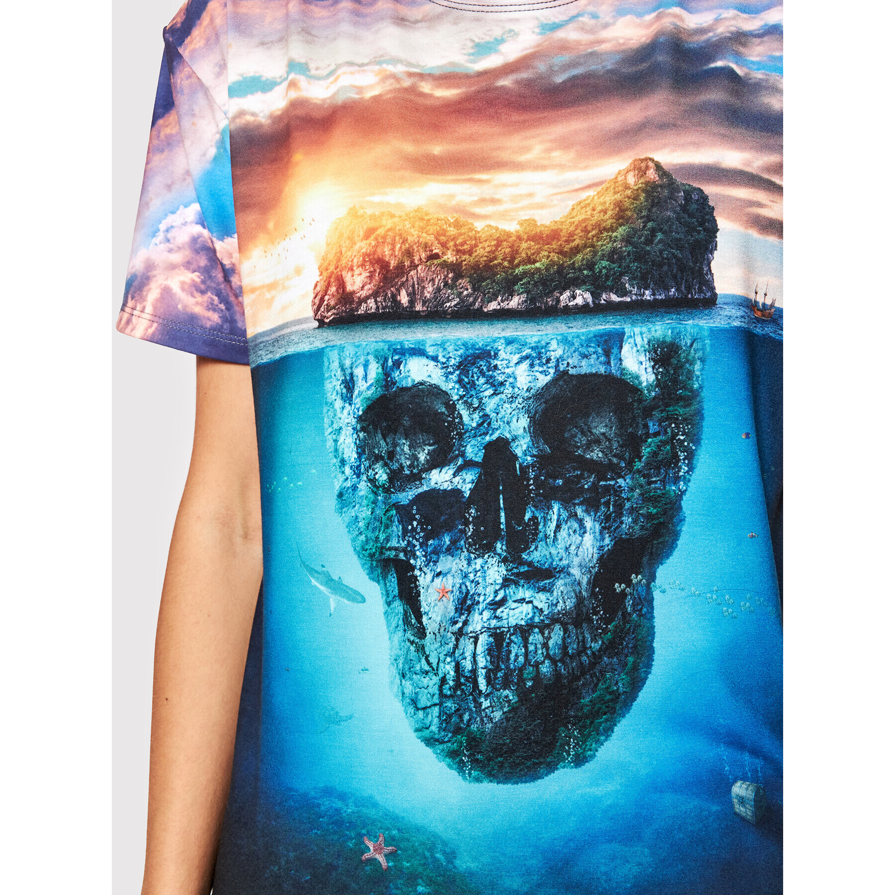 Mr. GUGU & Miss GO Тишърт Unisex Skull Island Цветен Regular Fit - Pepit.bg