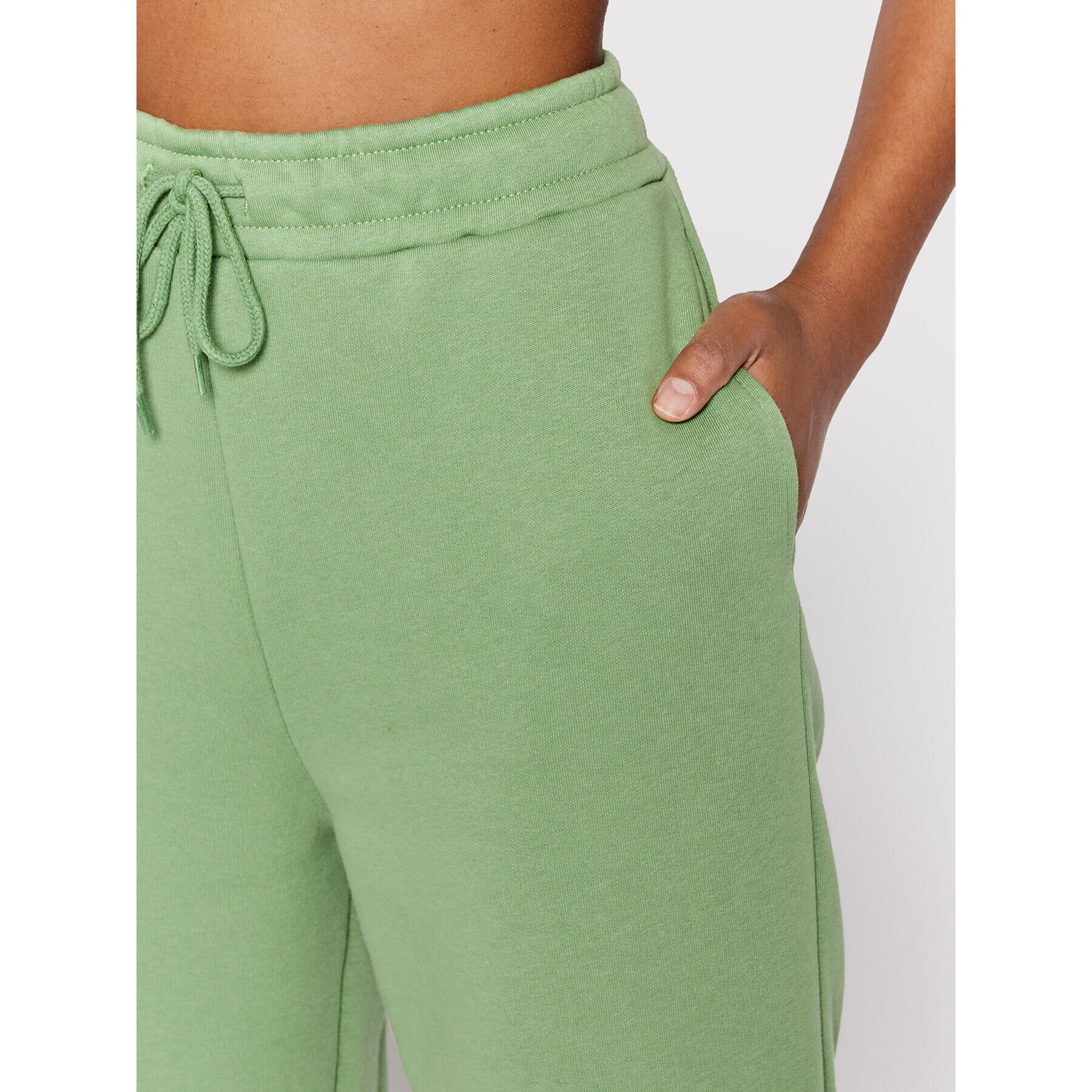 NA-KD Долнище анцуг Optimist 1100-006242-5310-003 Зелен Relaxed Fit - Pepit.bg