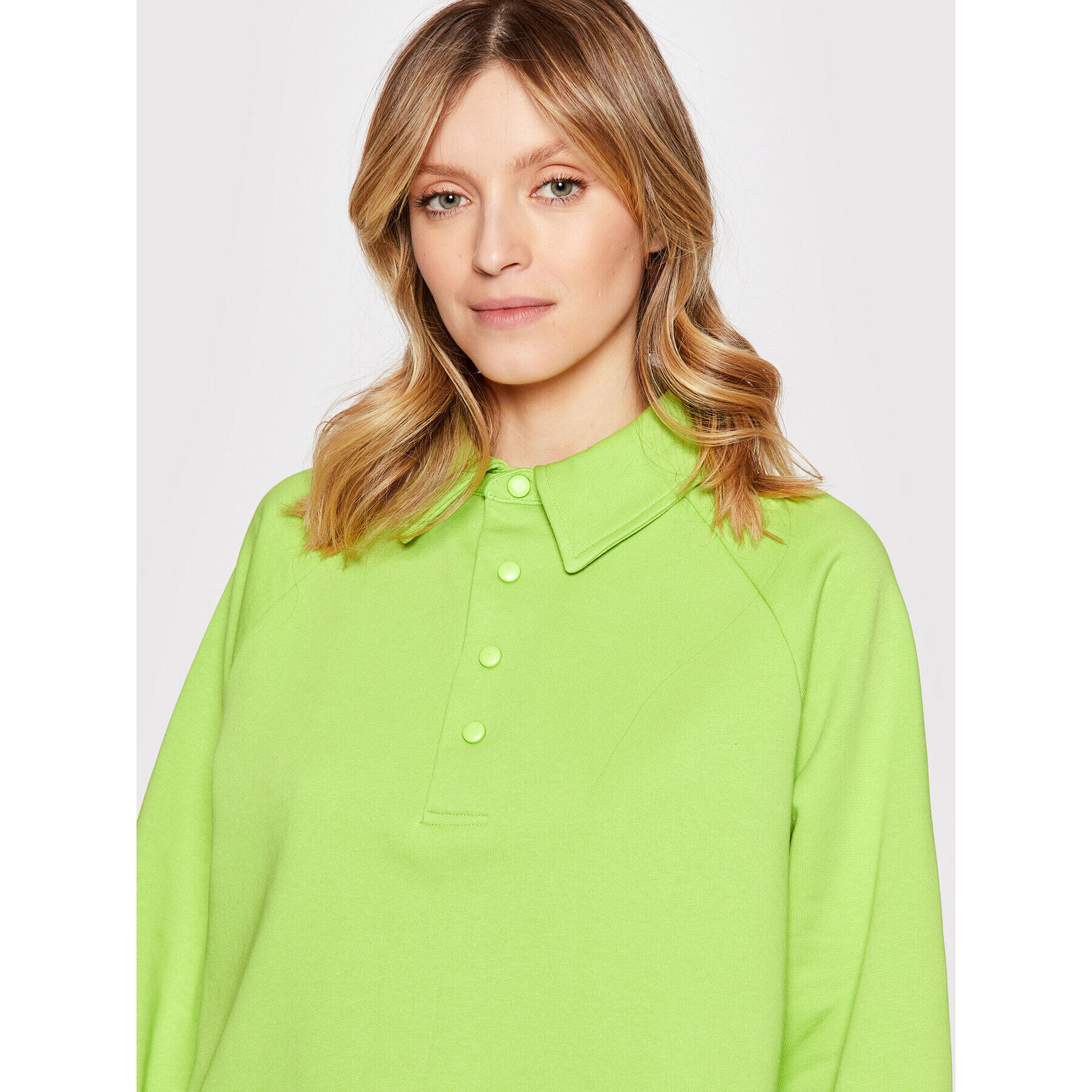 NA-KD Суитшърт Buttoned Collar 1100-005524-9182-003 Зелен Relaxed Fit - Pepit.bg
