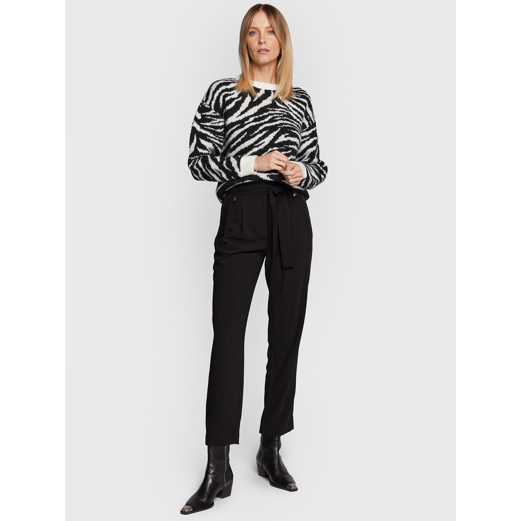 NAF NAF Текстилни панталони Eboucle THNP60 Черен Relaxed Fit - Pepit.bg