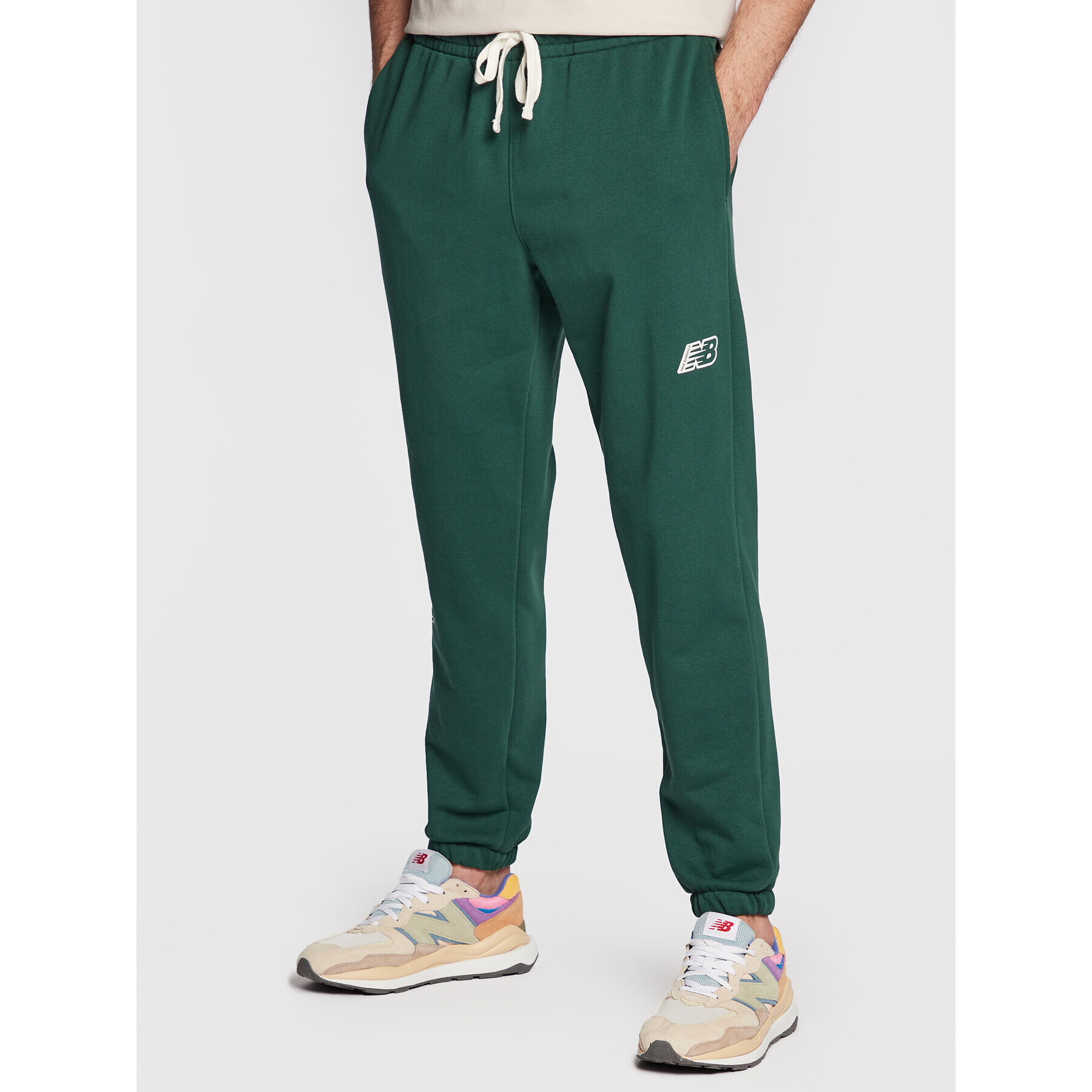 New Balance Долнище анцуг Essentials Magnify MP23504 Зелен Regular Fit - Pepit.bg