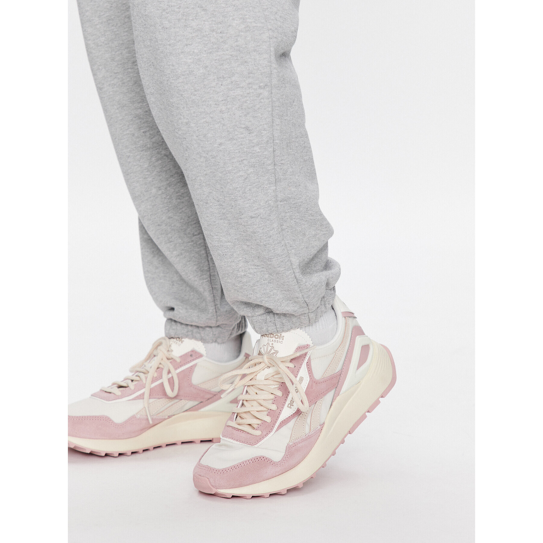 New Balance Долнище анцуг WP31530 Сив Relaxed Fit - Pepit.bg