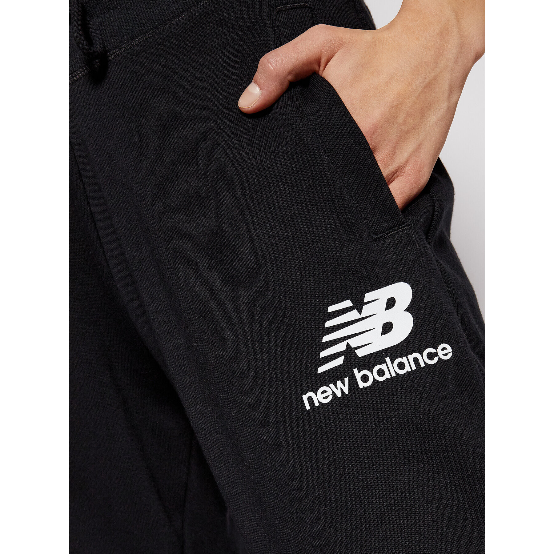 New Balance Долнище анцуг Esse NBWP03530 Черен Regular Fit - Pepit.bg