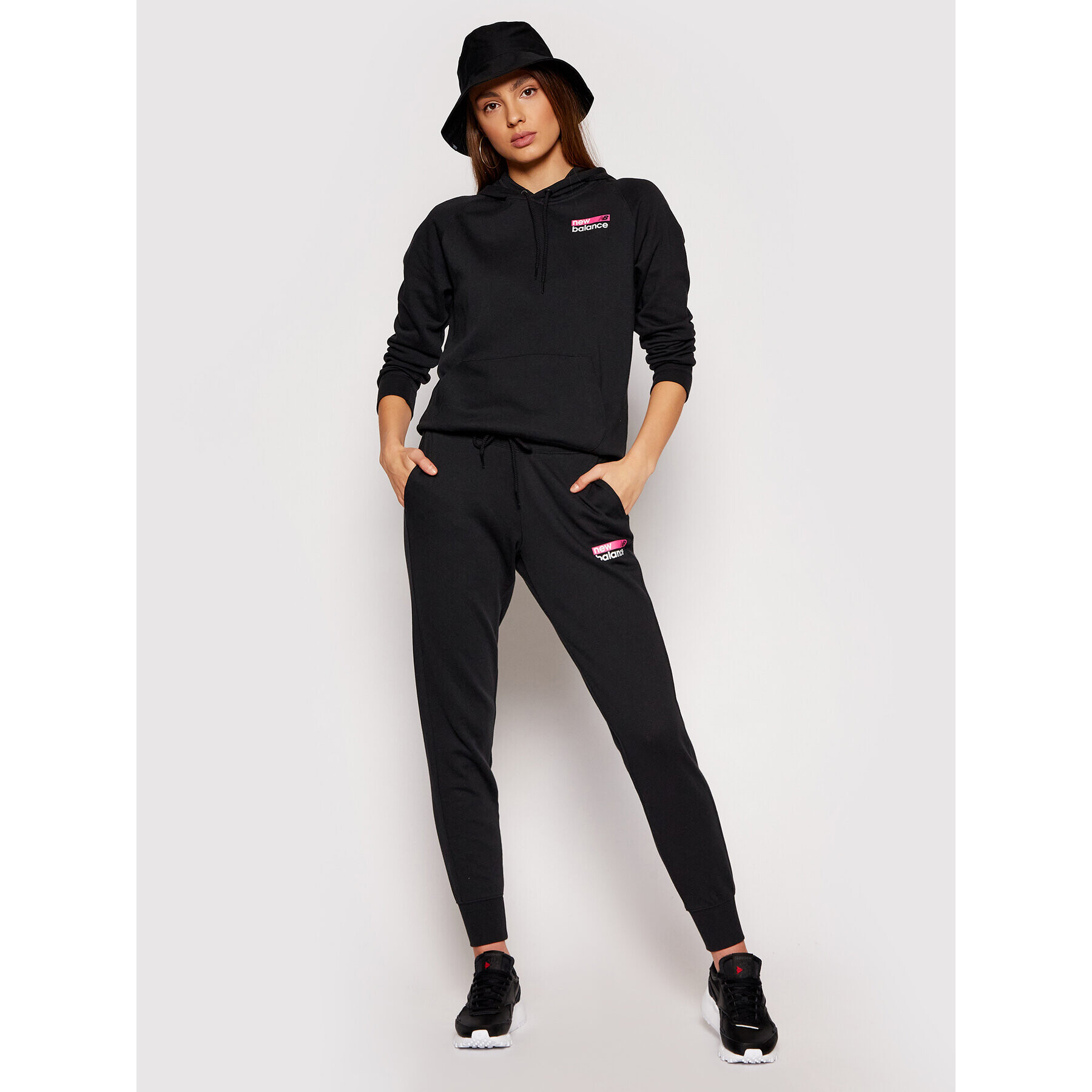 New Balance Суитшърт WT03802 Черен Relaxed Fit - Pepit.bg