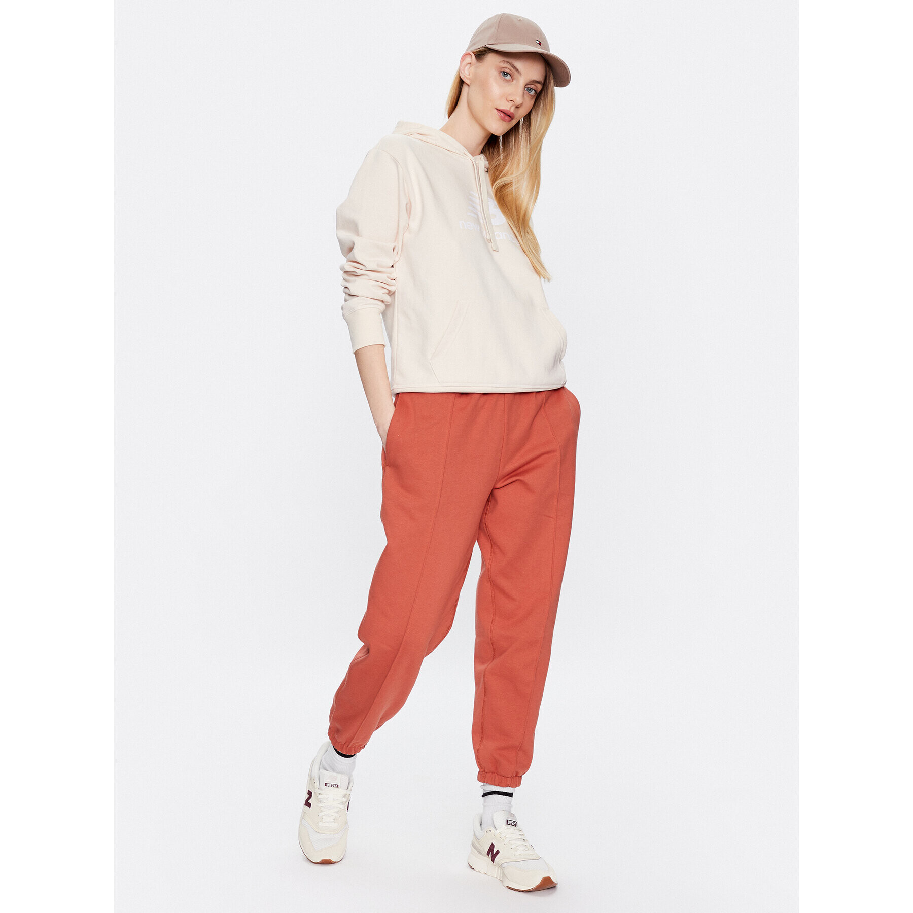New Balance Суитшърт WT31533 Бежов Relaxed Fit - Pepit.bg