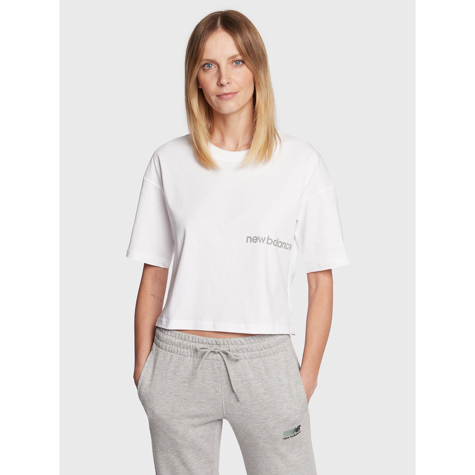 New Balance Тишърт Essentials Graphic WT23513 Бял Relaxed Fit - Pepit.bg