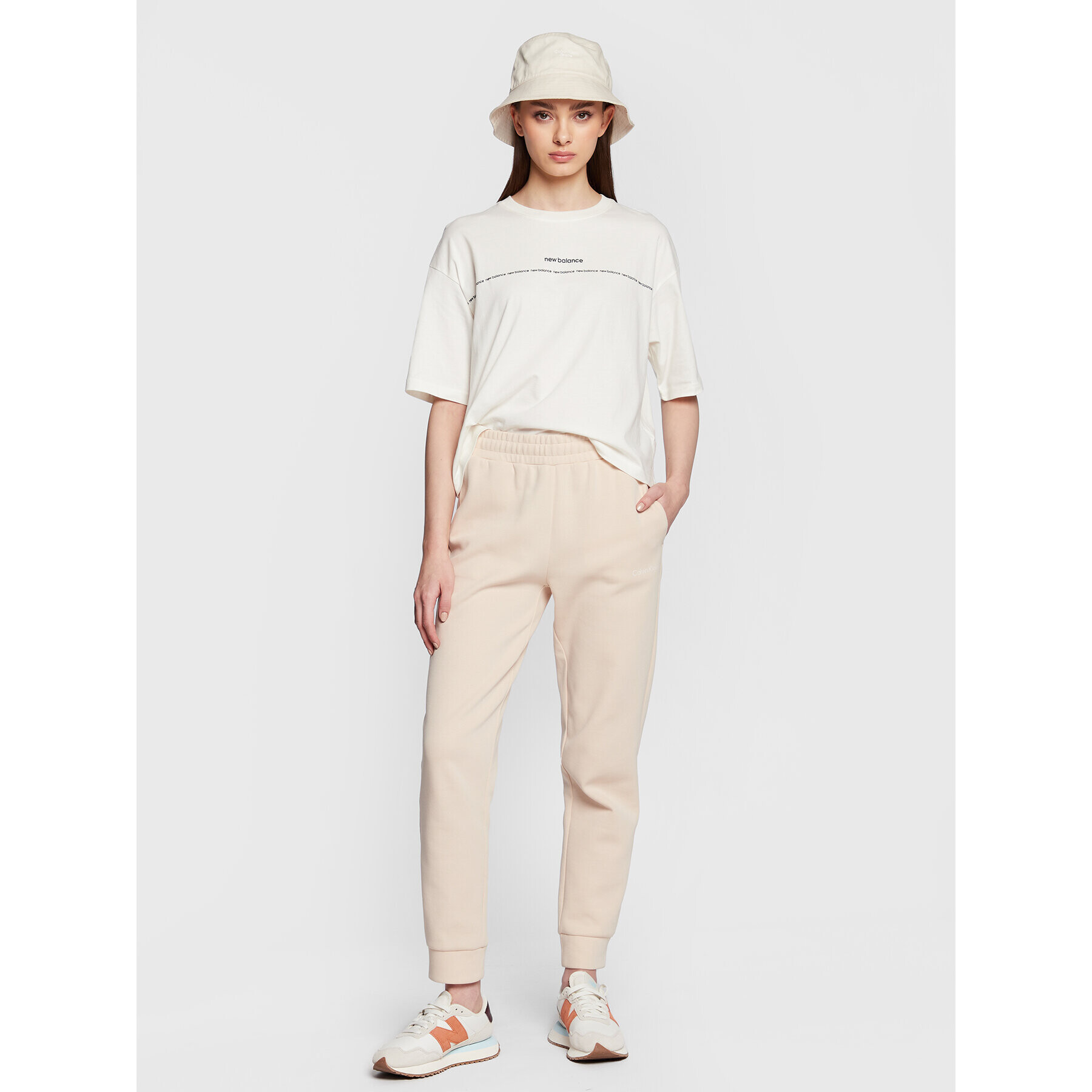 New Balance Тишърт Essentials Winter Story WT23519 Бял Oversize - Pepit.bg