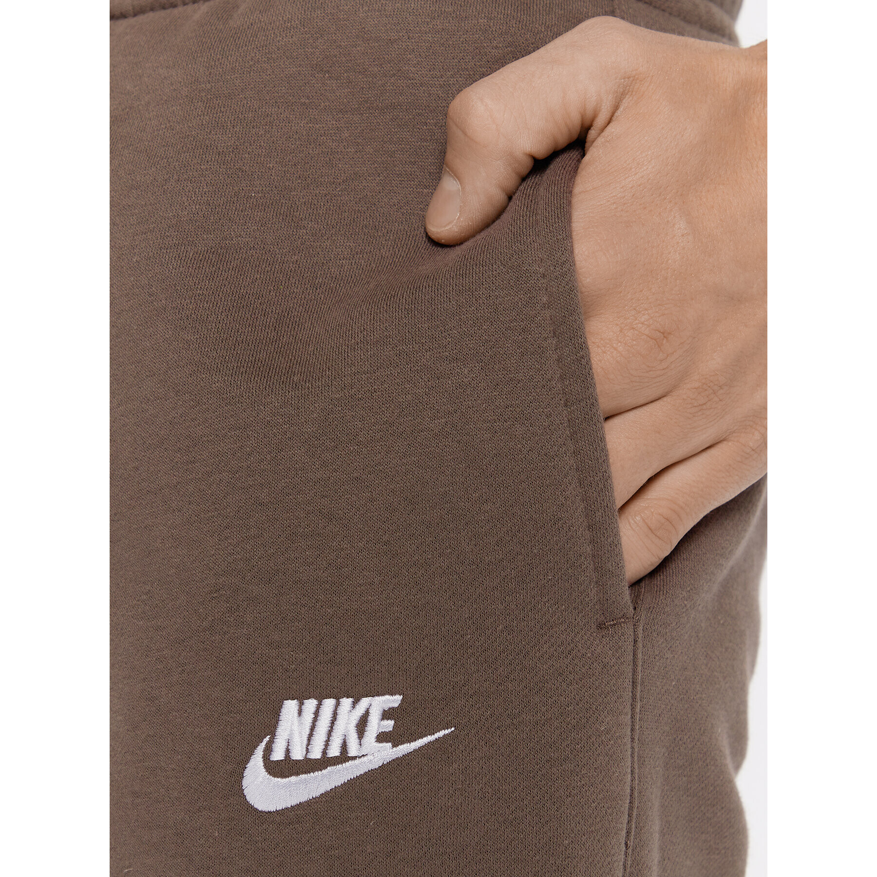 Nike Долнище анцуг Sportswear Club BV2737 Кафяв Regular Fit - Pepit.bg