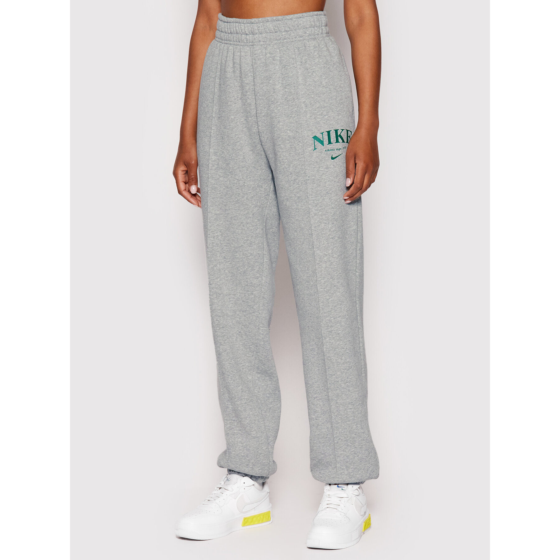 Nike Долнище анцуг Sportswear Collection Essentials DQ5384 Сив Loose Fit - Pepit.bg