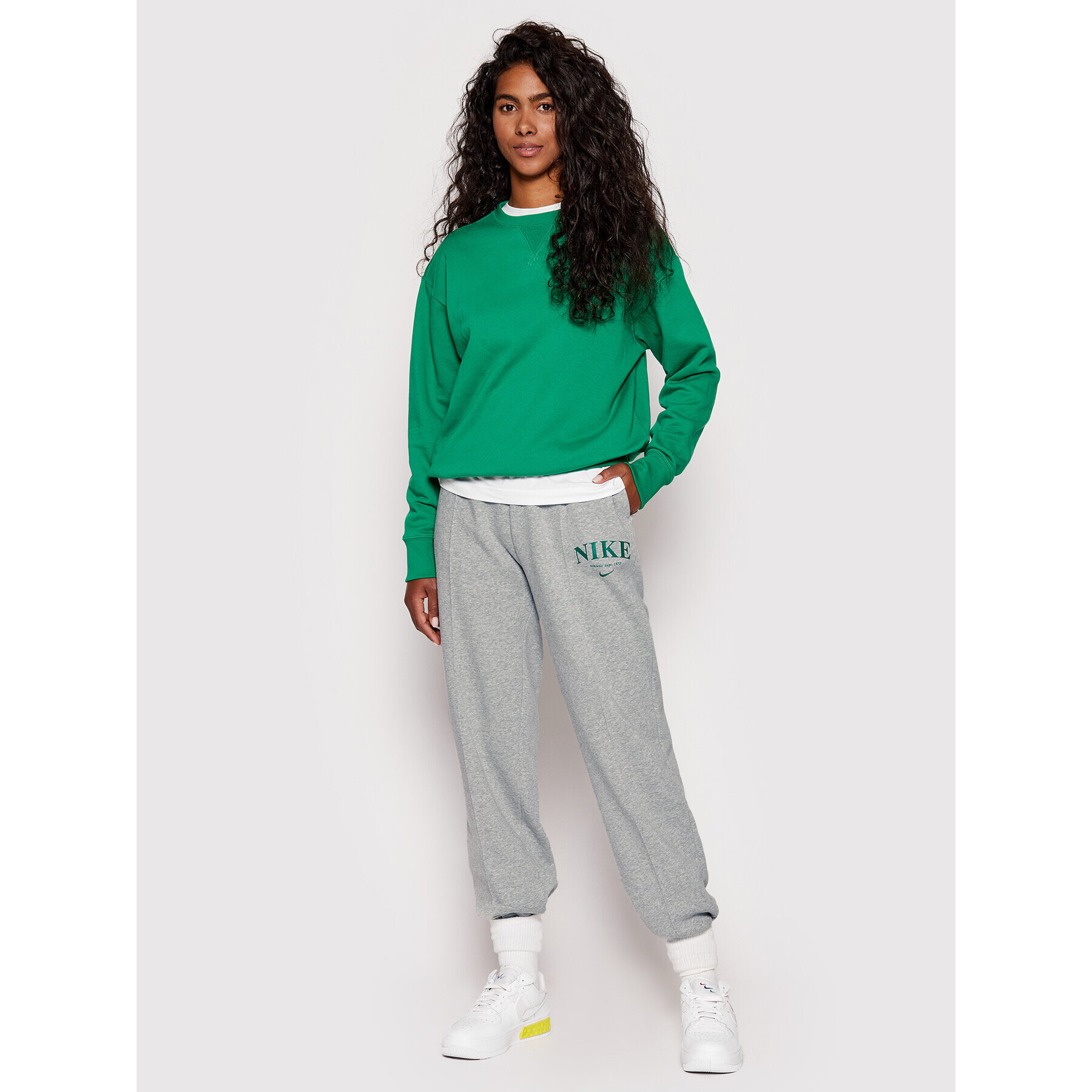 Nike Долнище анцуг Sportswear Collection Essentials DQ5384 Сив Loose Fit - Pepit.bg