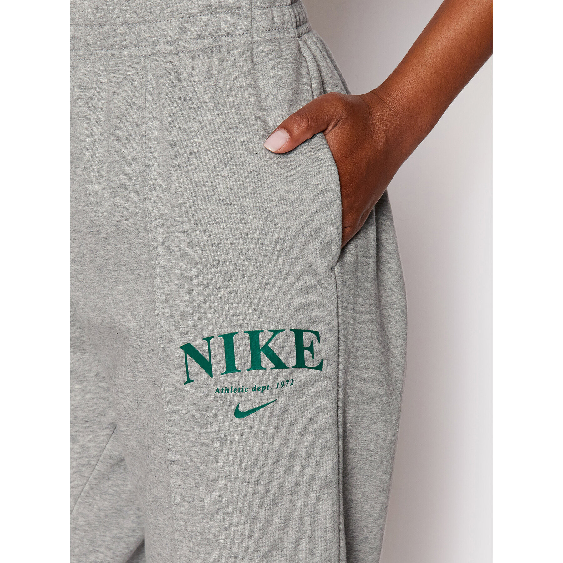 Nike Долнище анцуг Sportswear Collection Essentials DQ5384 Сив Loose Fit - Pepit.bg