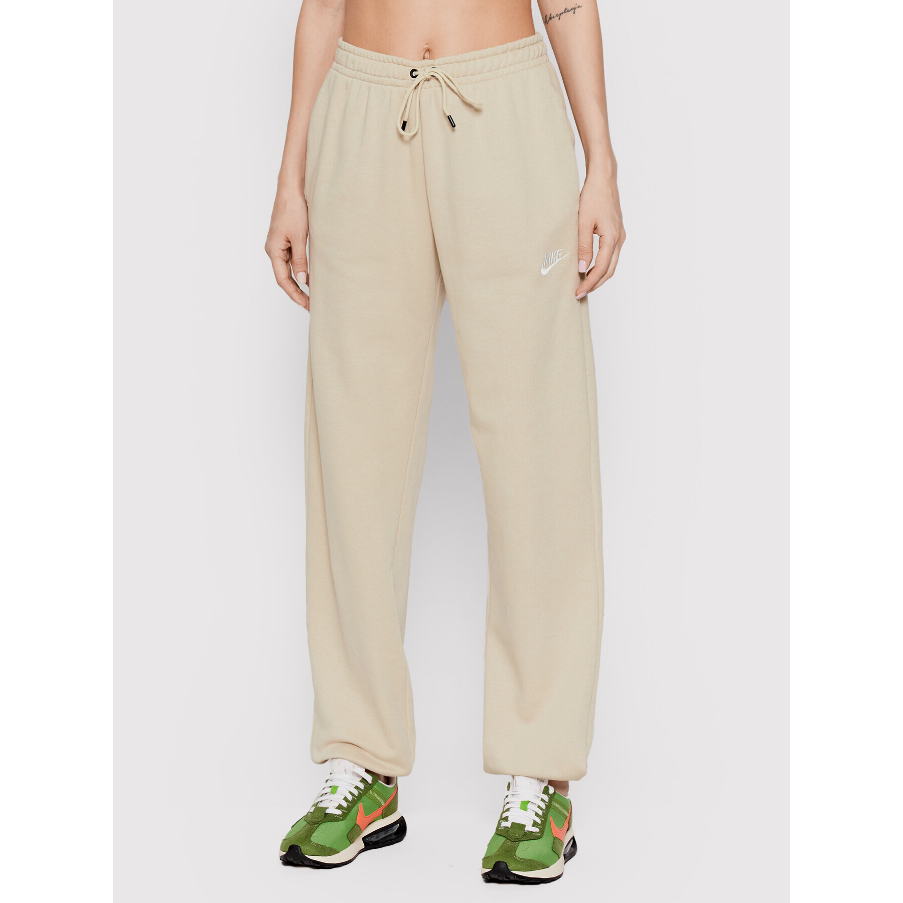 Nike Долнище анцуг Essential BV4091 Бежов Loose Fit - Pepit.bg