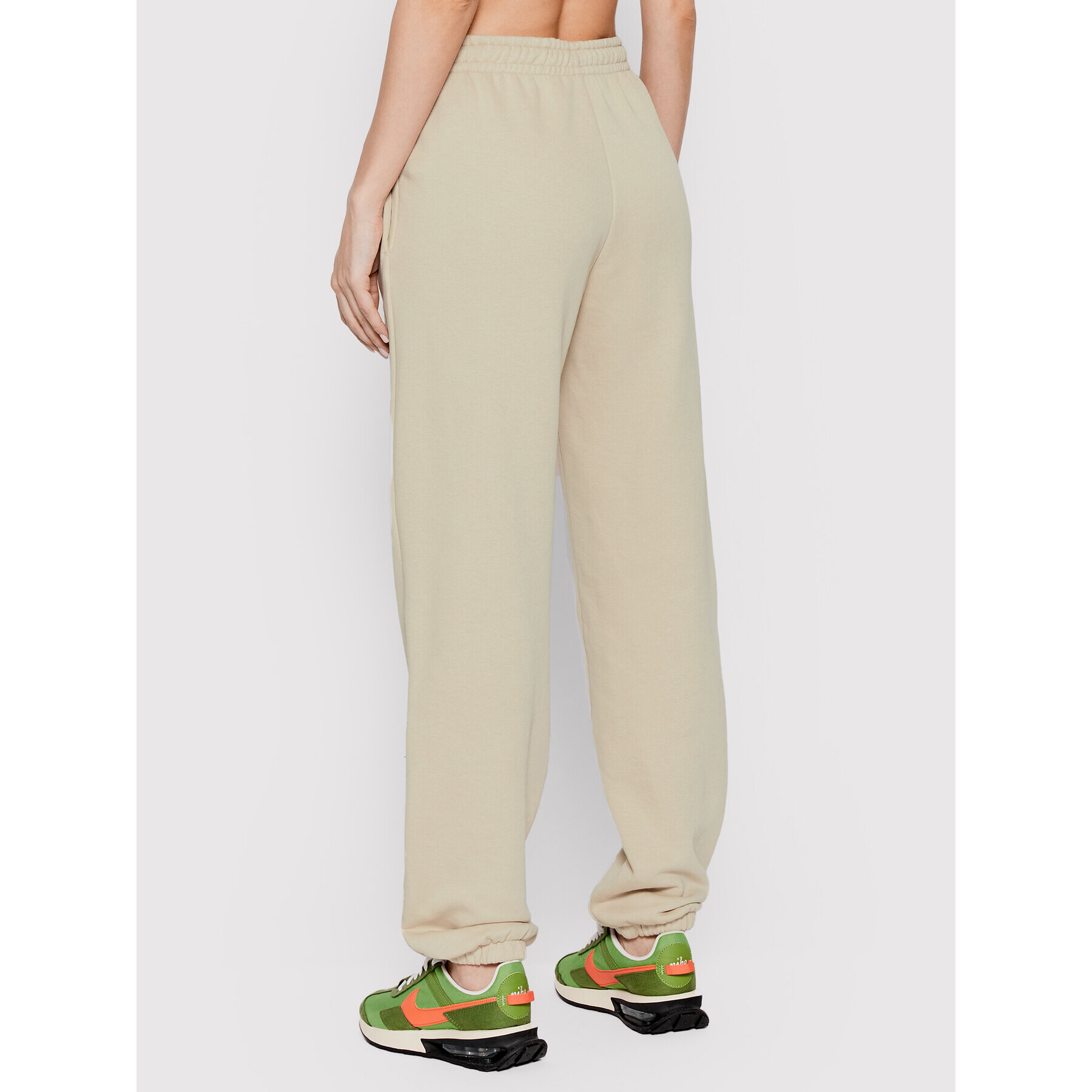 Nike Долнище анцуг Essential BV4091 Бежов Loose Fit - Pepit.bg