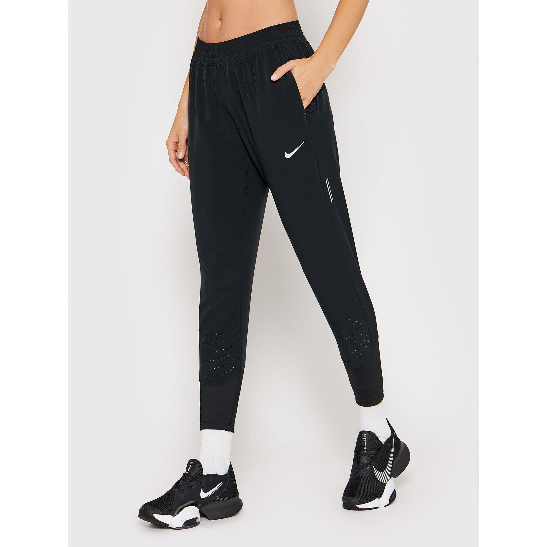 Nike Долнище анцуг Swift CZ1115 Черен Slim Fit - Pepit.bg