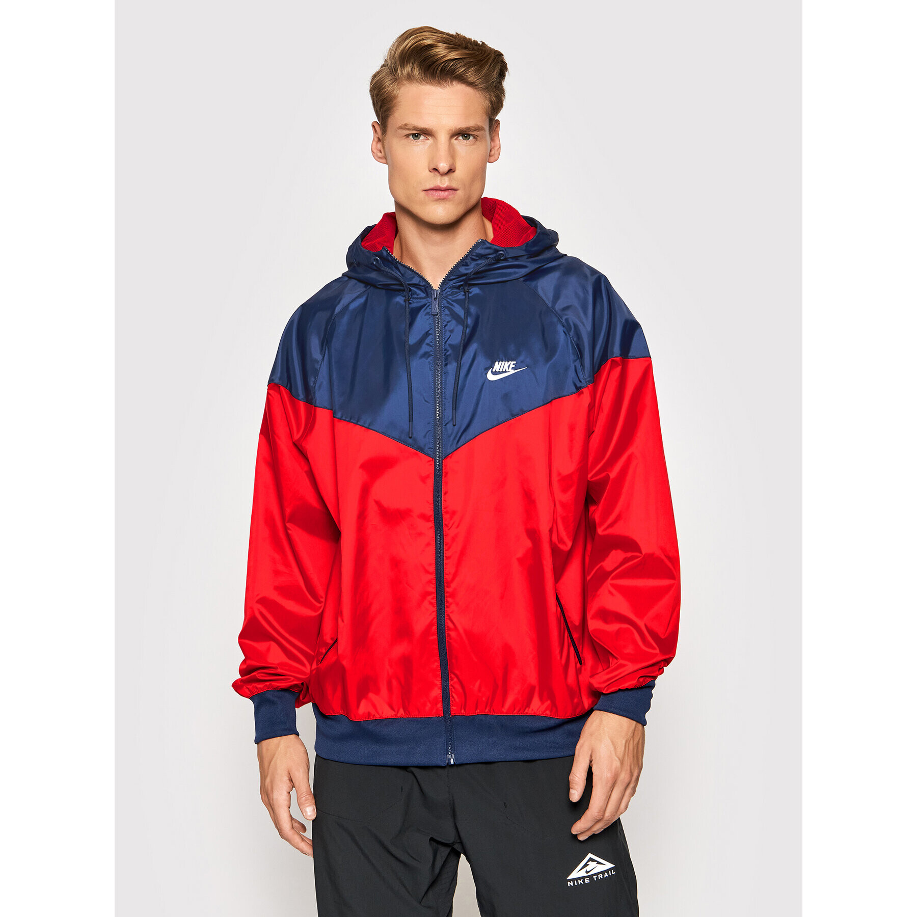 Nike Яке за джогинг Sportswear Windrunner DA0001 Червен Standard Fit - Pepit.bg