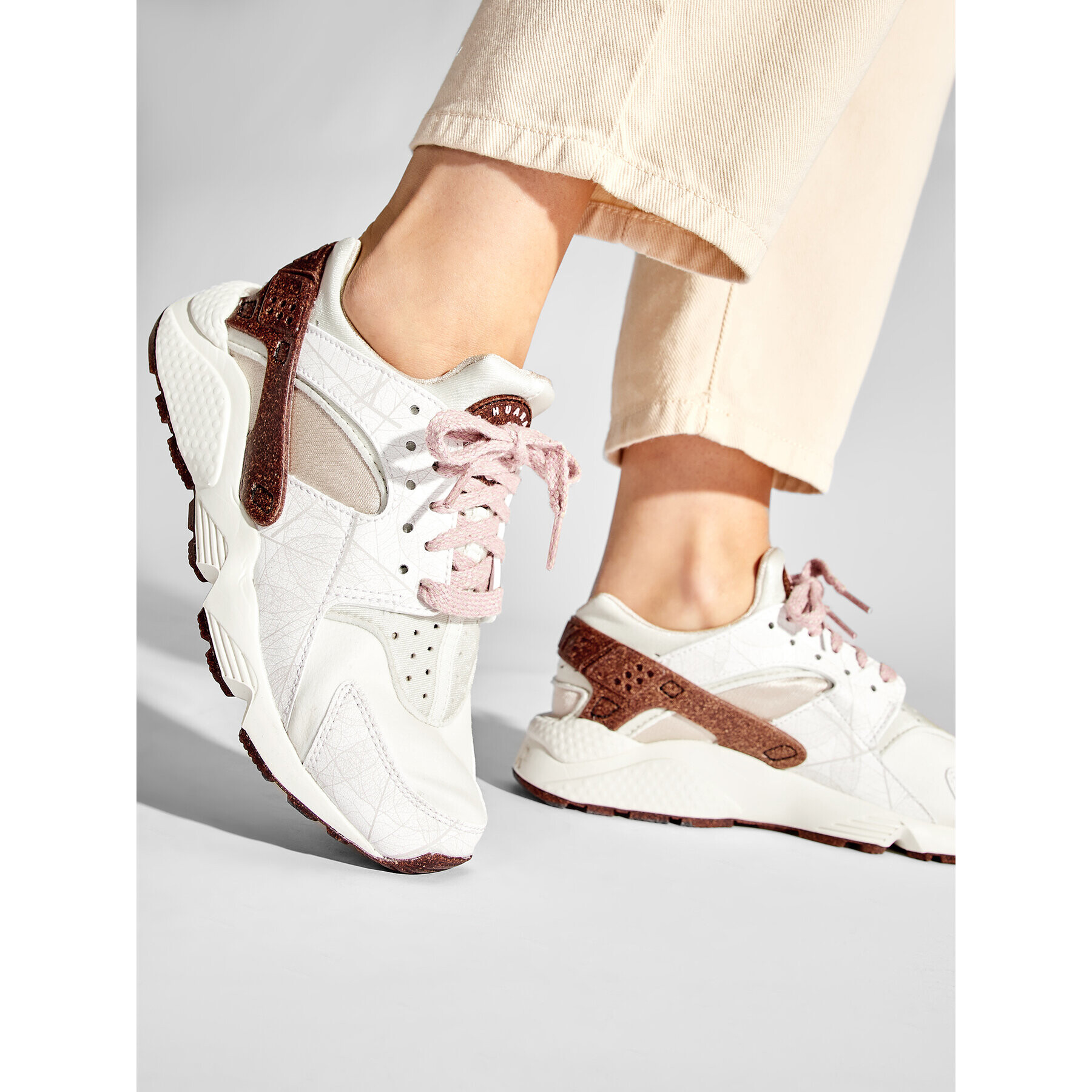 Nike Обувки Air Huarache DM9463 100 Бежов - Pepit.bg